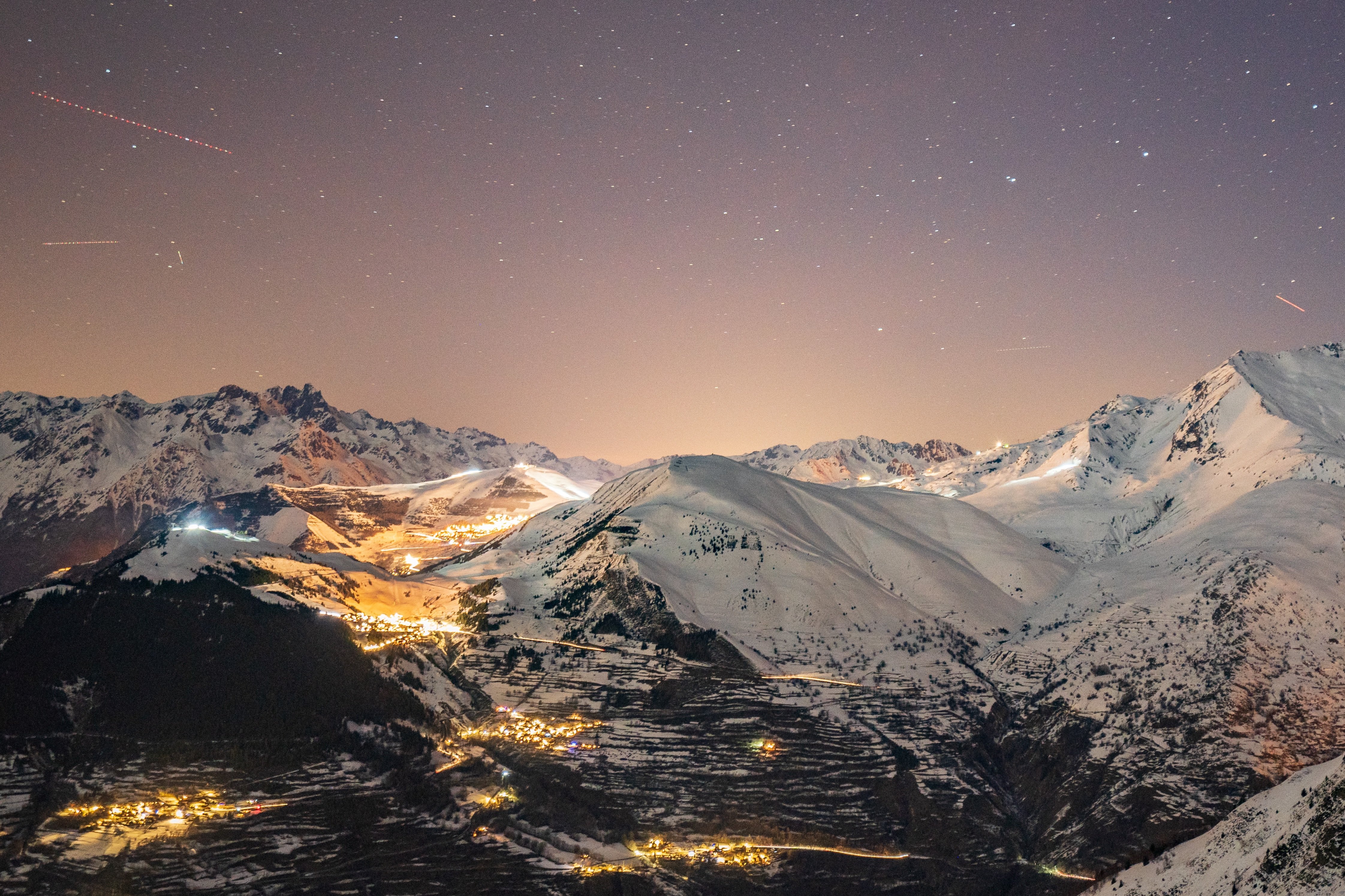 Vue depuis les Deux alpes sur Auris-en-Oisans, la station satellite de l'Alpe d'Huez où devait passer le téléphérique. LP/Thomas Pueyo
