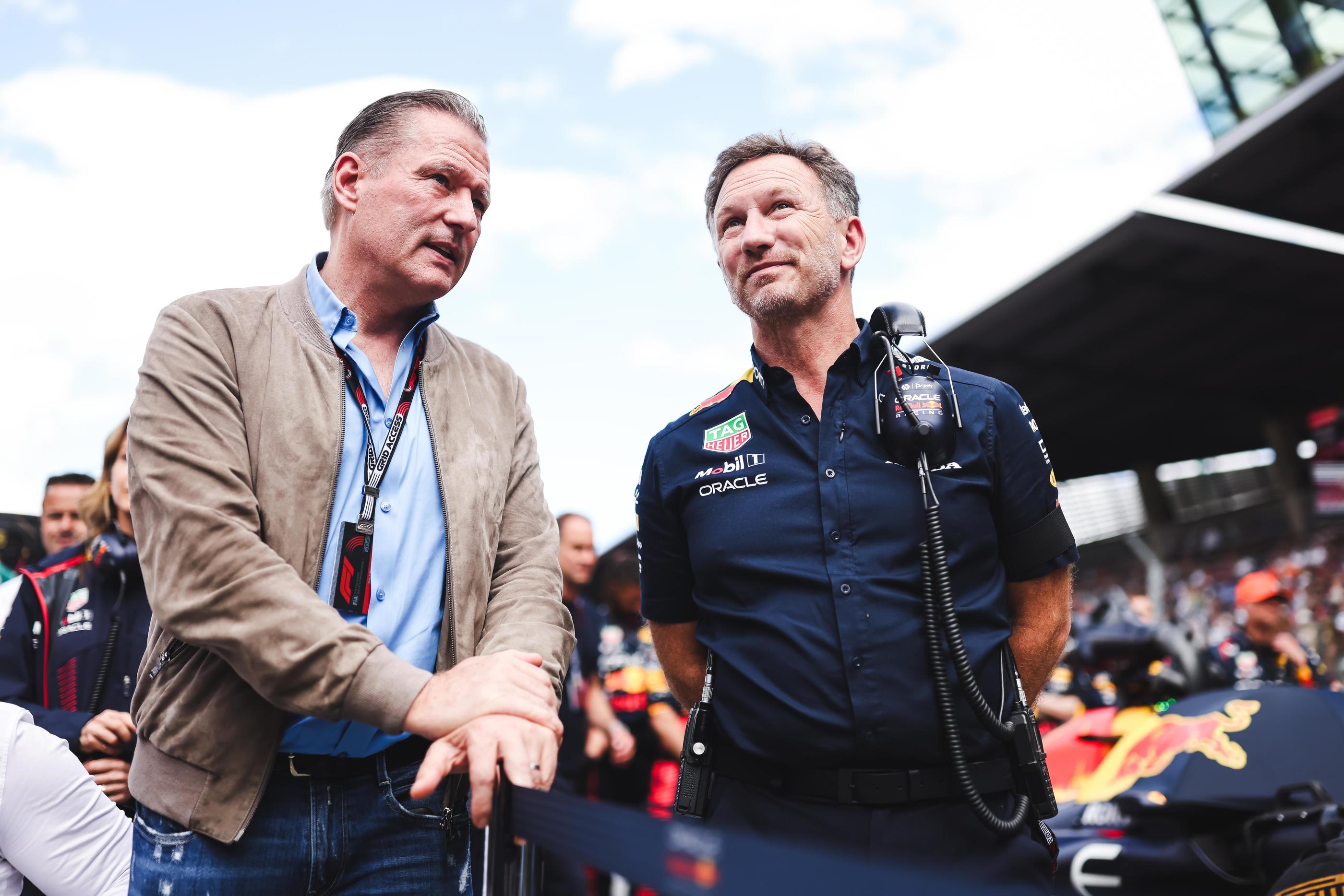 Jos Verstappen (à gauche) et Christian Horner l'an passé, lors du Grand Prix d'Autriche. Depuis, les relations entre les deux hommes se sont sévèrement refroidies. GEPA pictures/Icon Sport/Daniel Goetzhaber