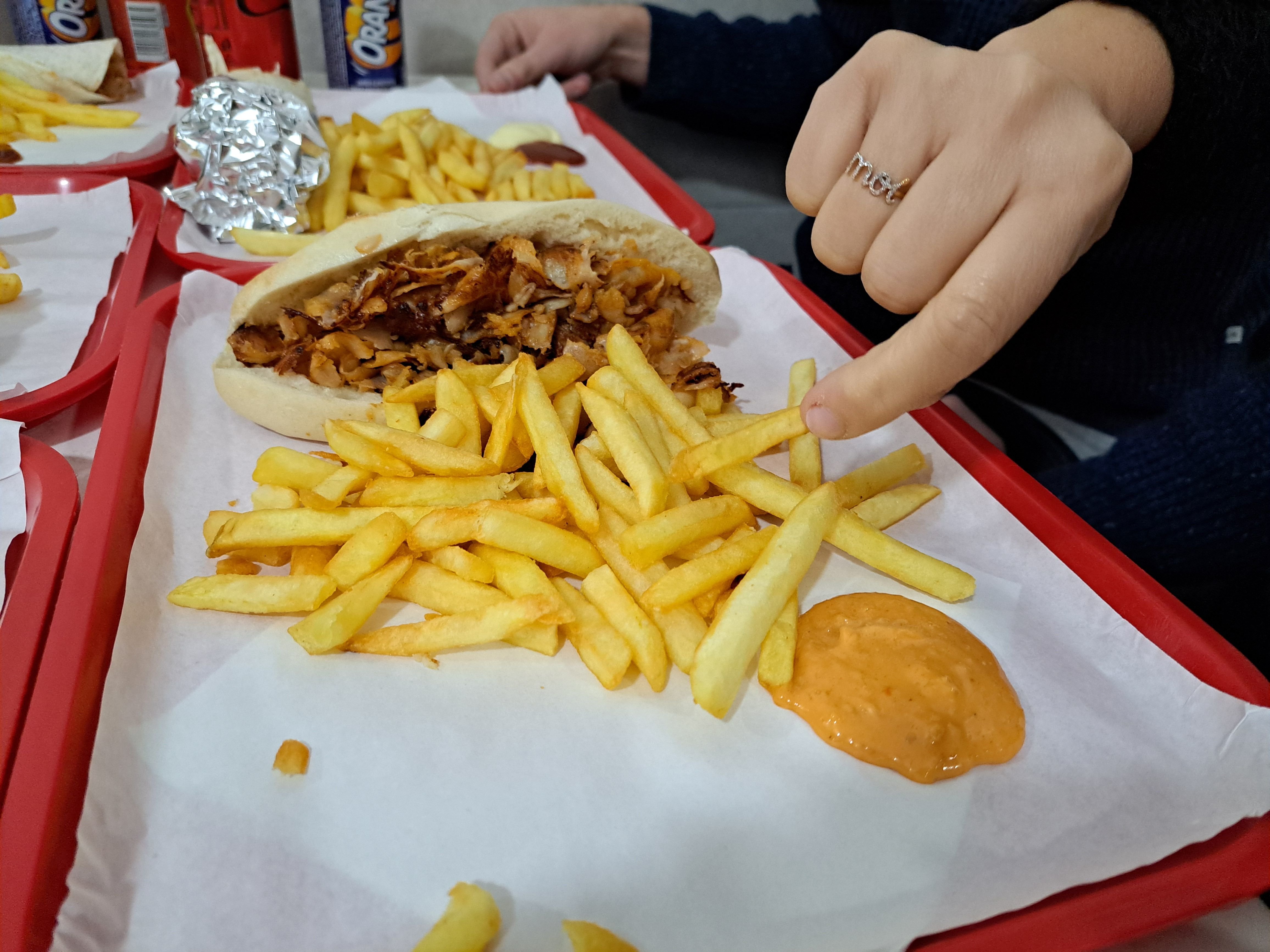 Corbeil-Essonnes (Essonne), mercredi 27 mars. Au restaurant Izmir, les frites et la viande sont généreusement servies, plus que les crudités. Au final, l'expérience est très positive. Surtout à ce prix-là. LP/Th.D.