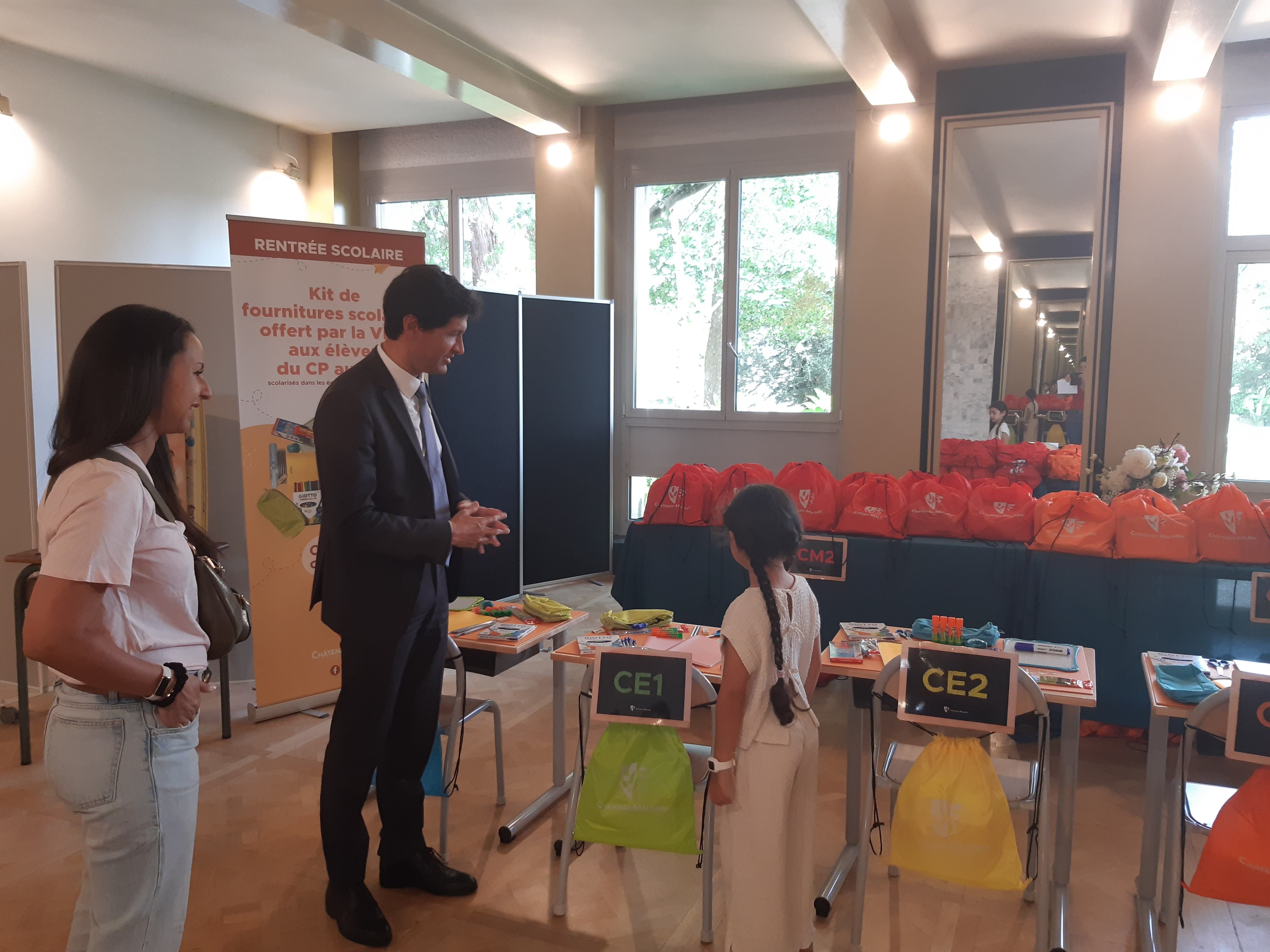 Châtenay-Malabry (Hauts-de-Seine), ce jeudi 29 août. La ville distribue pour la première fois des kits de fournitures scolaires pour la rentrée à ses 1861 écoliers du premier degré. LP/Marjorie Lenhardt