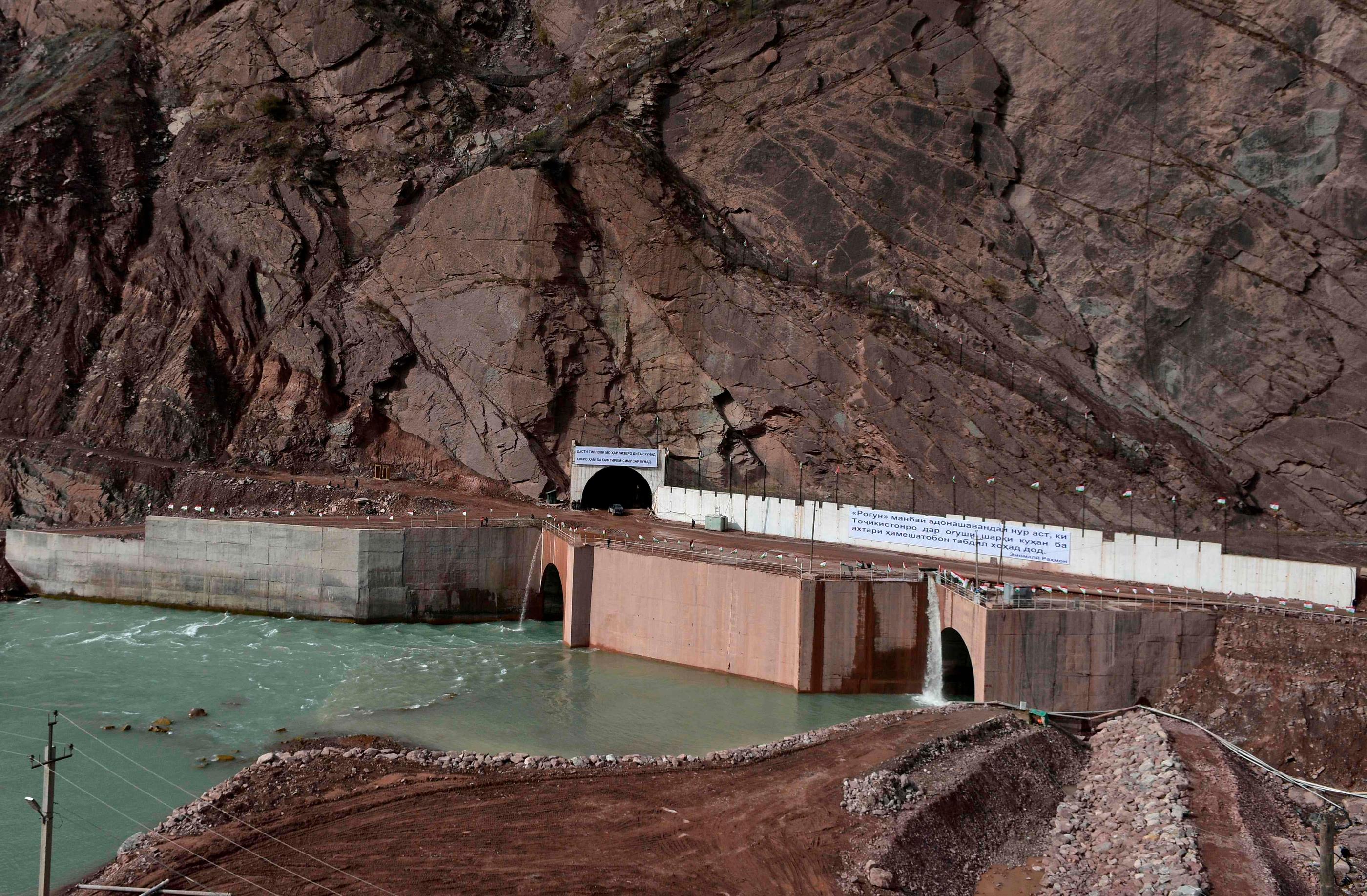 La centrale hydro-électrique de Rogun, à une centaine de kilomètres de Dushanbe, la capitale du Tadjikistan. AFP