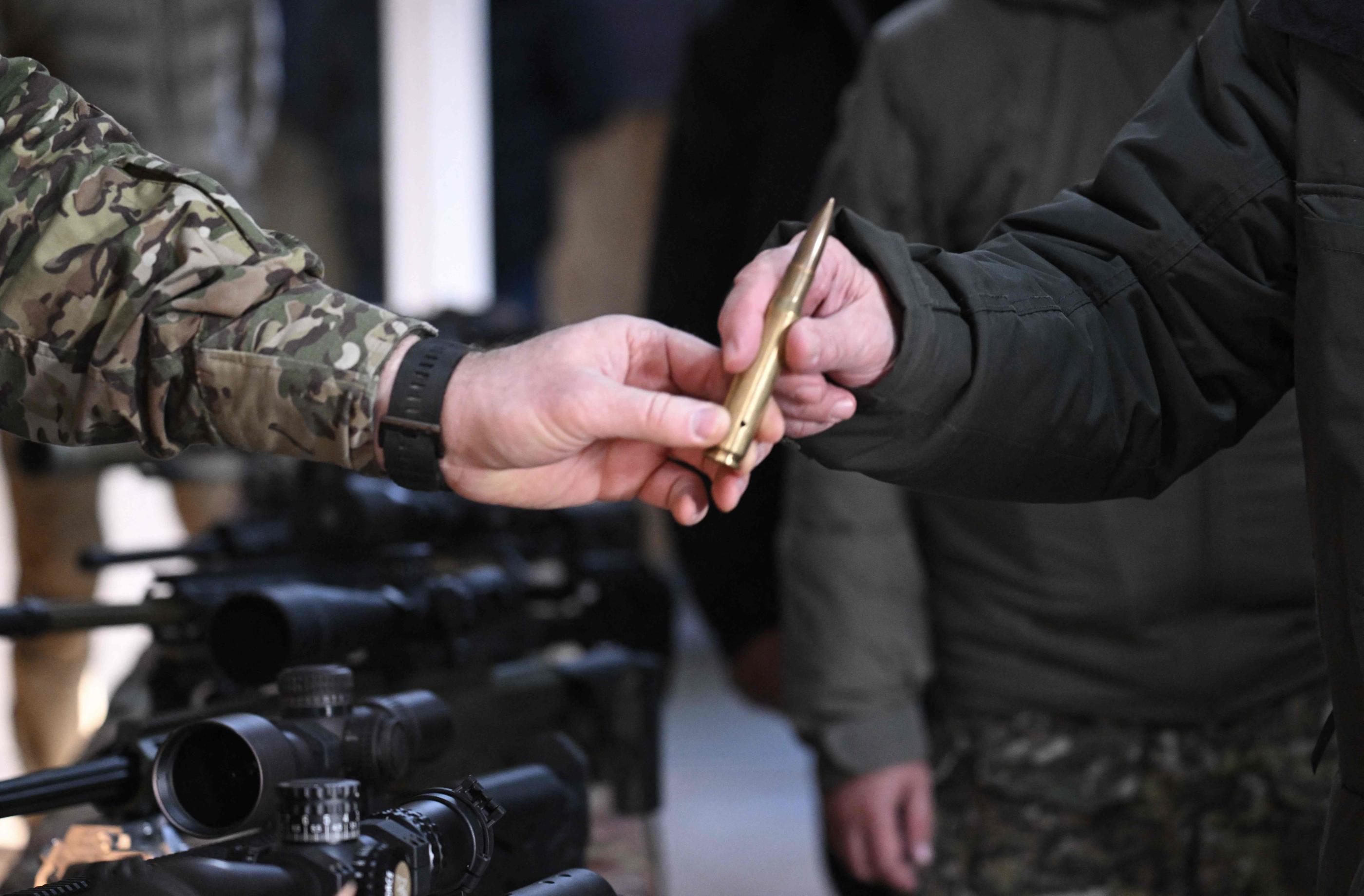 Un soldat donne une munition au ministre allemand de la Défense Boris Pistorius, qui détaille dans un discours la nouvelle aide militaire allemande. AFP/Ina Fassbender