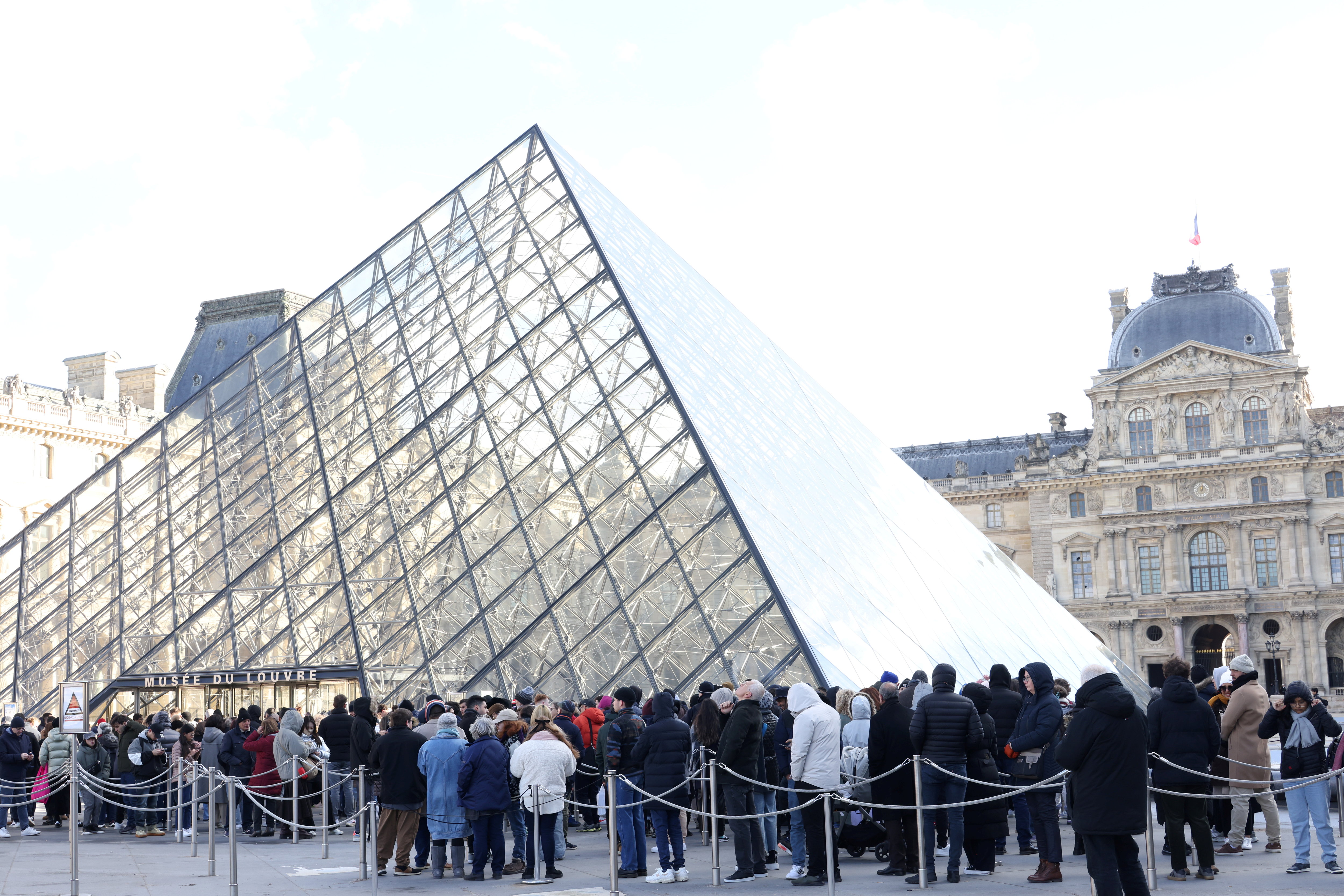 Le musée du Louvre a augmenté le prix du ticket, qui passe de 15 à 22 euros. Pour en profiter gratuitement, il faudra attendre le premier vendredi du mois après 18 heures. LP/Delphine Goldsztejn