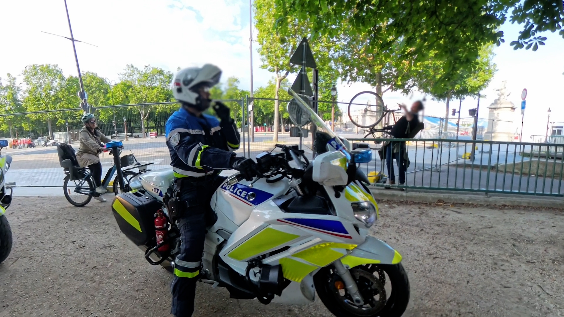 Une scène cocasse le 23 mai dernier près de Concorde. Des cyclistes coincés derrière des barrières et des policiers qui demandent de faire preuve de "débrouillardise"