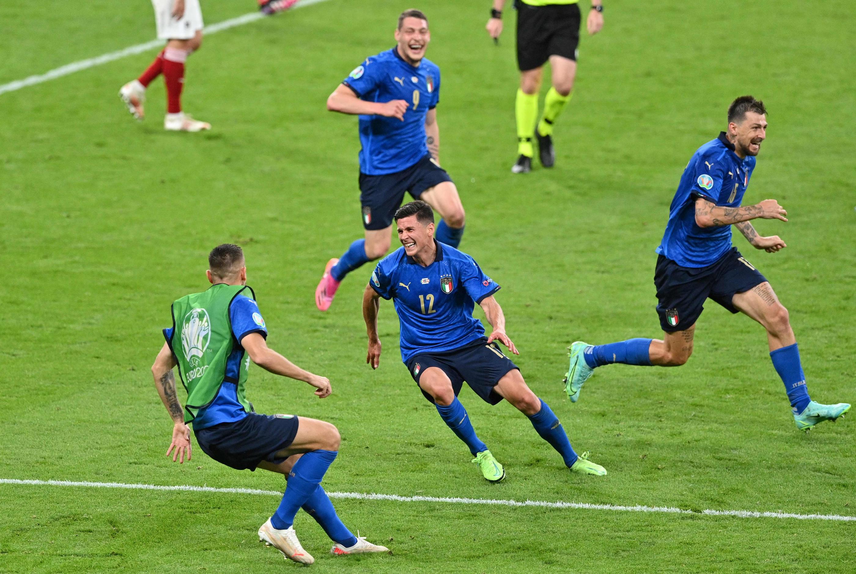 La joie de l'équipe d'Italie après son deuxième but. JUSTIN TALLIS/AFP