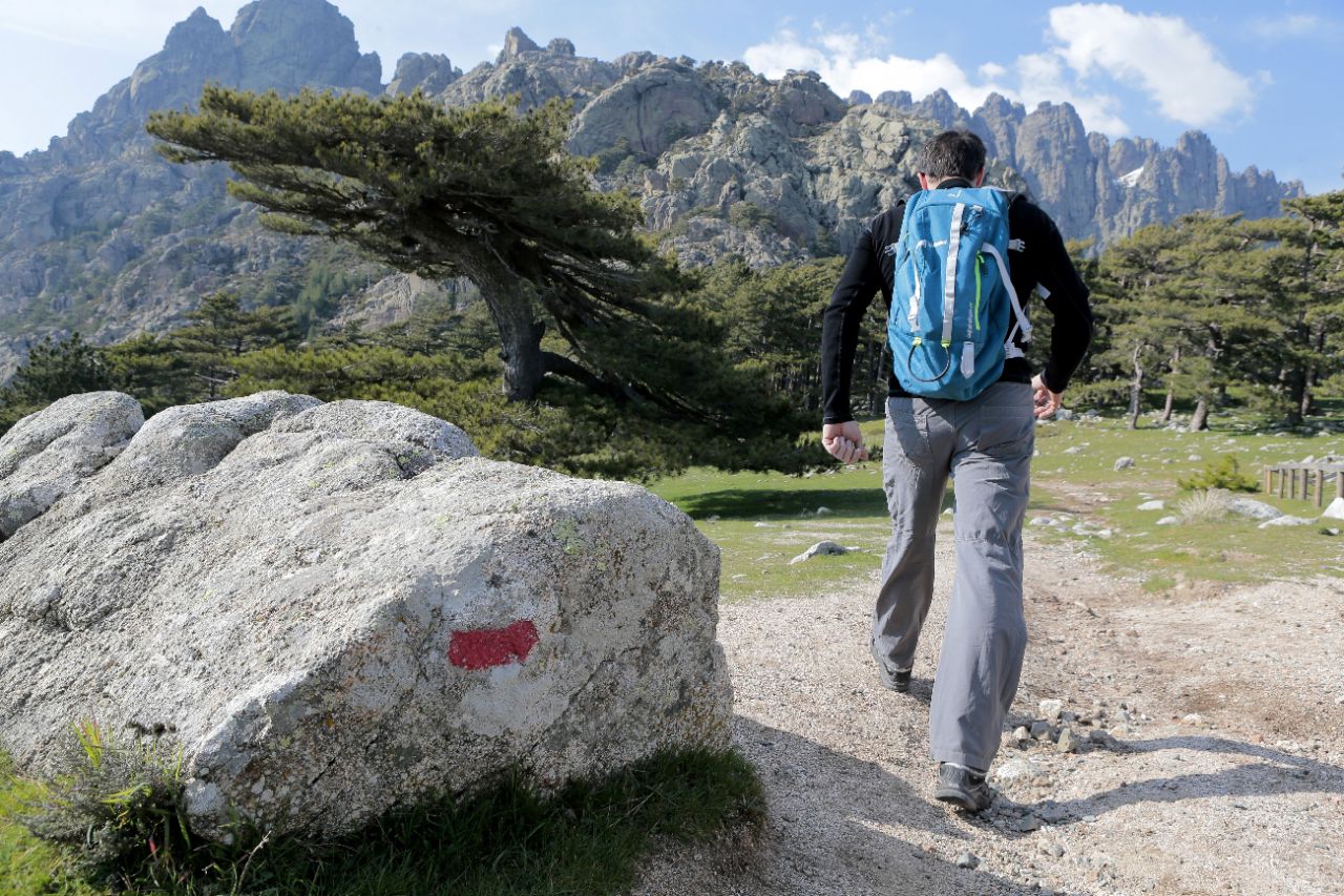 Un randonneur sur le sentier GR20 à Bavella, commune de Zonza, en Corse, en 2017. AFP/Pascal Pochard-Casabianca