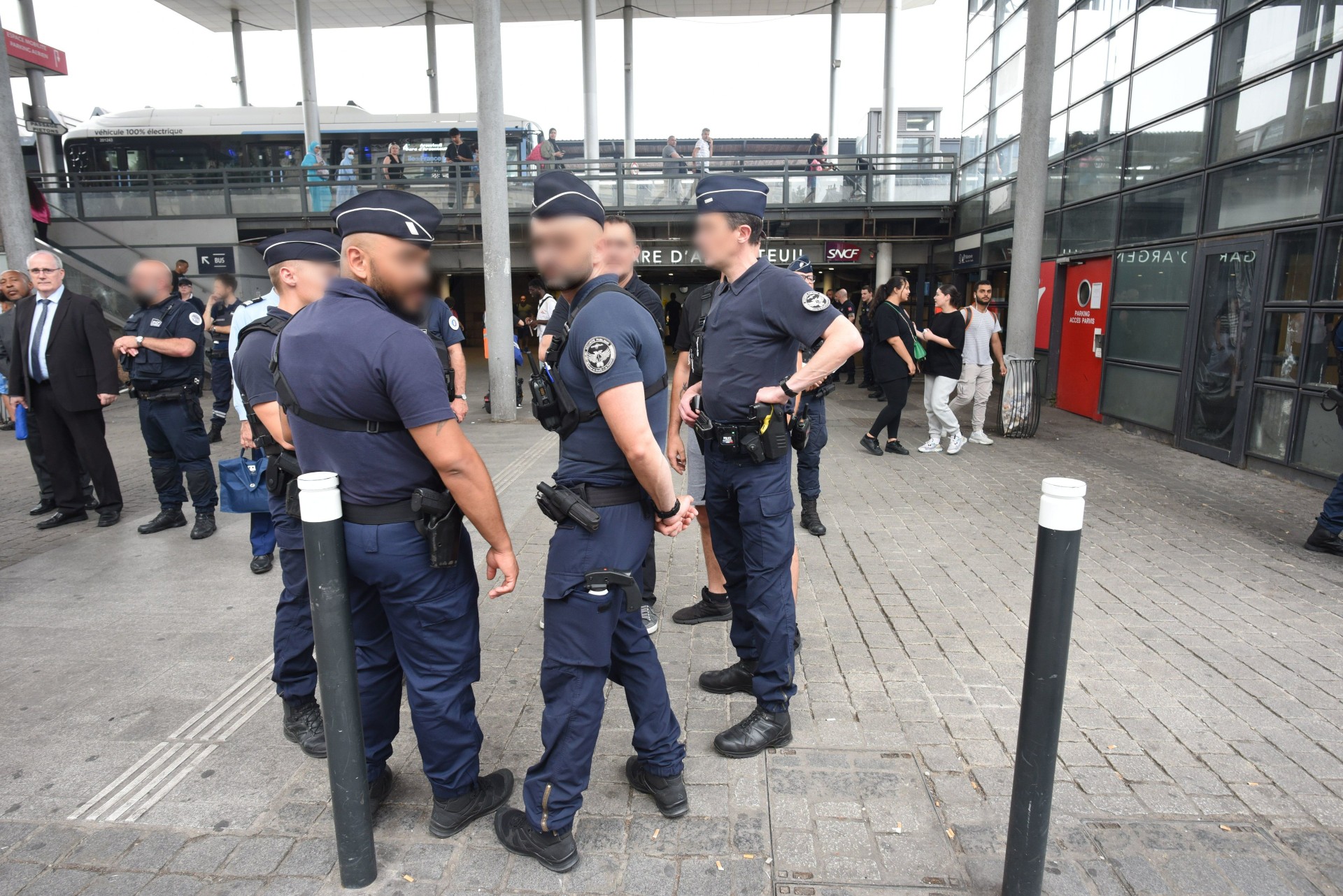 Argenteuil, le 22 juin. Une opération contre les vendeurs à la sauvette de cigarettes de contrebande a été menée à la gare centrale. LP/Frédéric Naizot