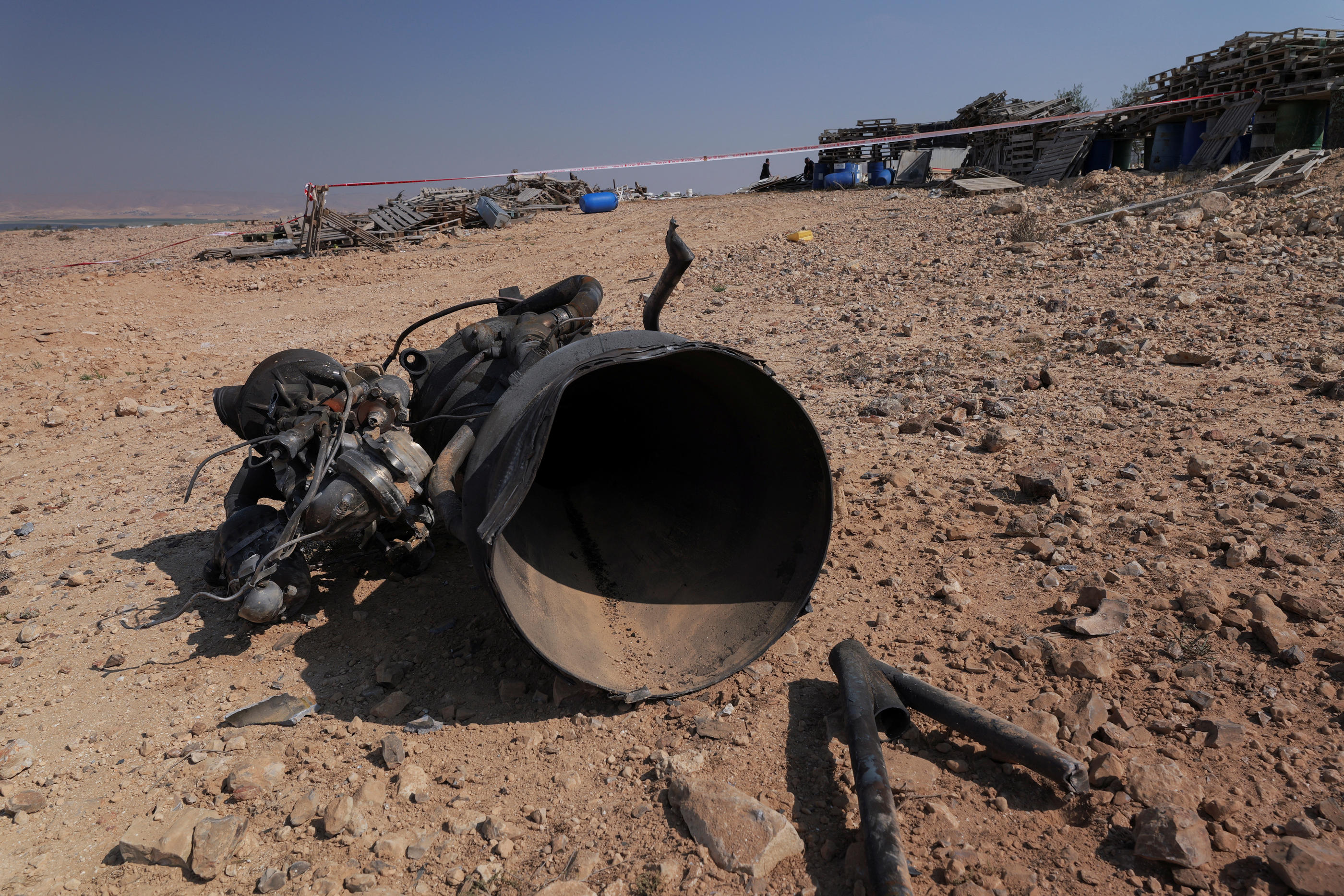 Les restes d'un propulseur de roquette qui, selon les autorités israéliennes, a grièvement blessé une fillette de 7 ans, après que l'Iran a lancé des drones et des missiles vers Israël, près d'Arad, Israël, le 14 avril 2024. REUTERS/Christophe van der Perre