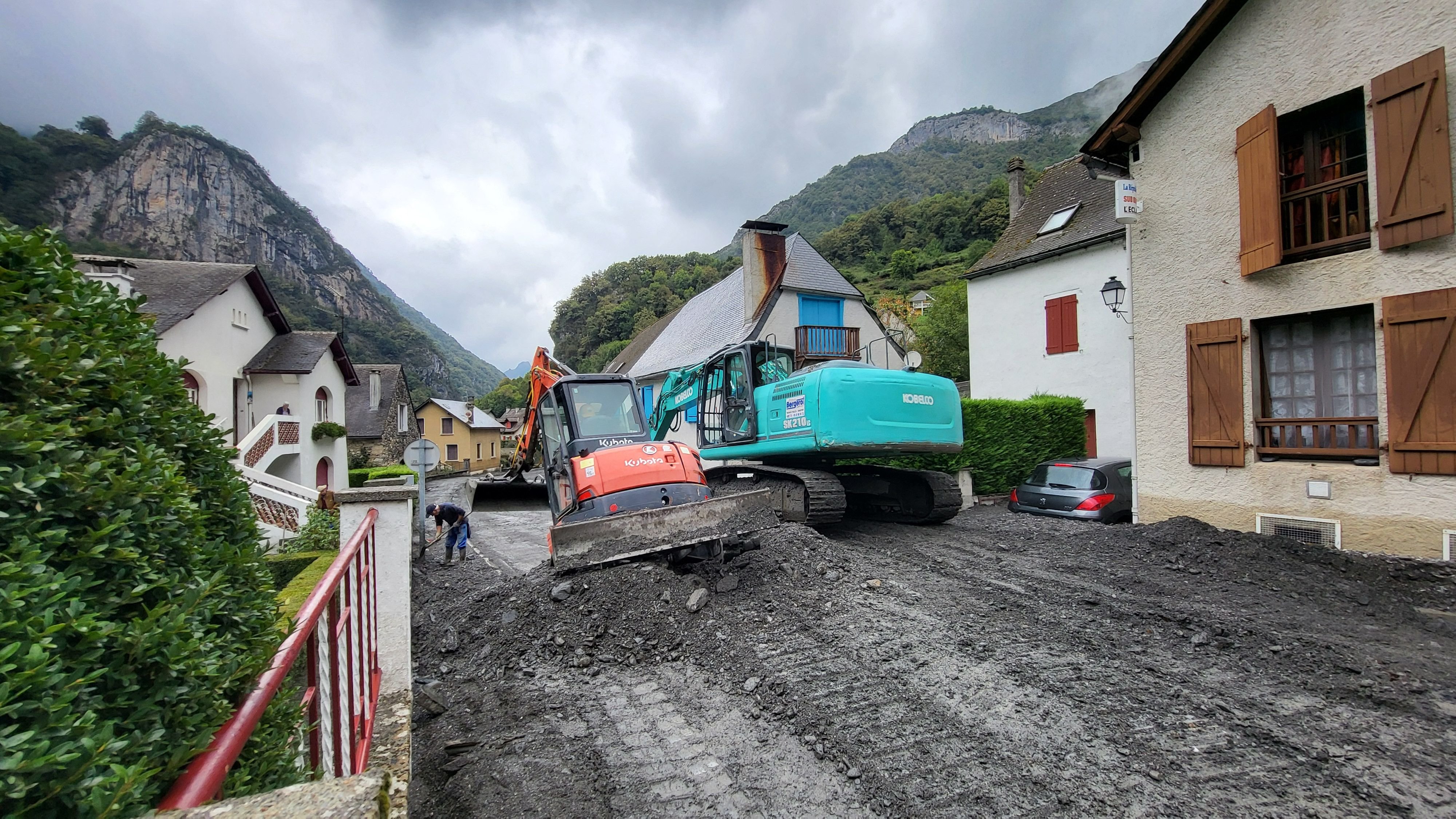 Les tractopelles tournent à plein régime pour dégager cette rue de Etsaut, située dans le bas du village, après les intempéries dans la vallée d'Aspe. LP/Guillaume Drechsler