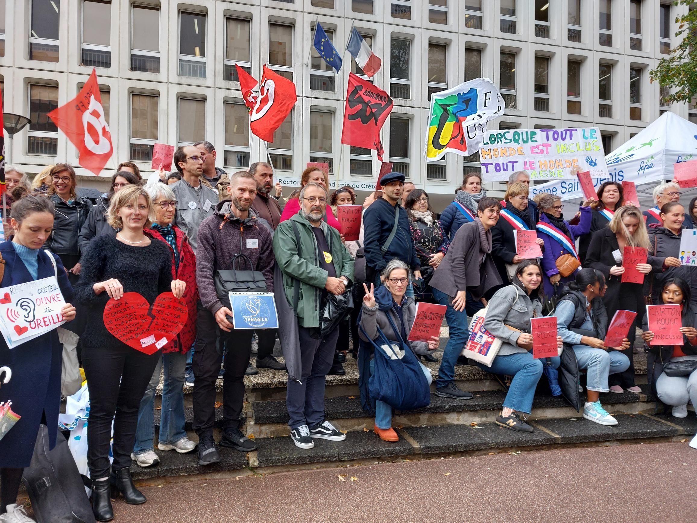 Créteil (Val-de-Marne), mercredi 18 octobre 2023. Une soixantaine de personnes ont pris part à ce rassemblement en faveur de l'école inclusive devant les bureaux du rectorat de l'académie de Créteil. LP/Gérald Moruzzi