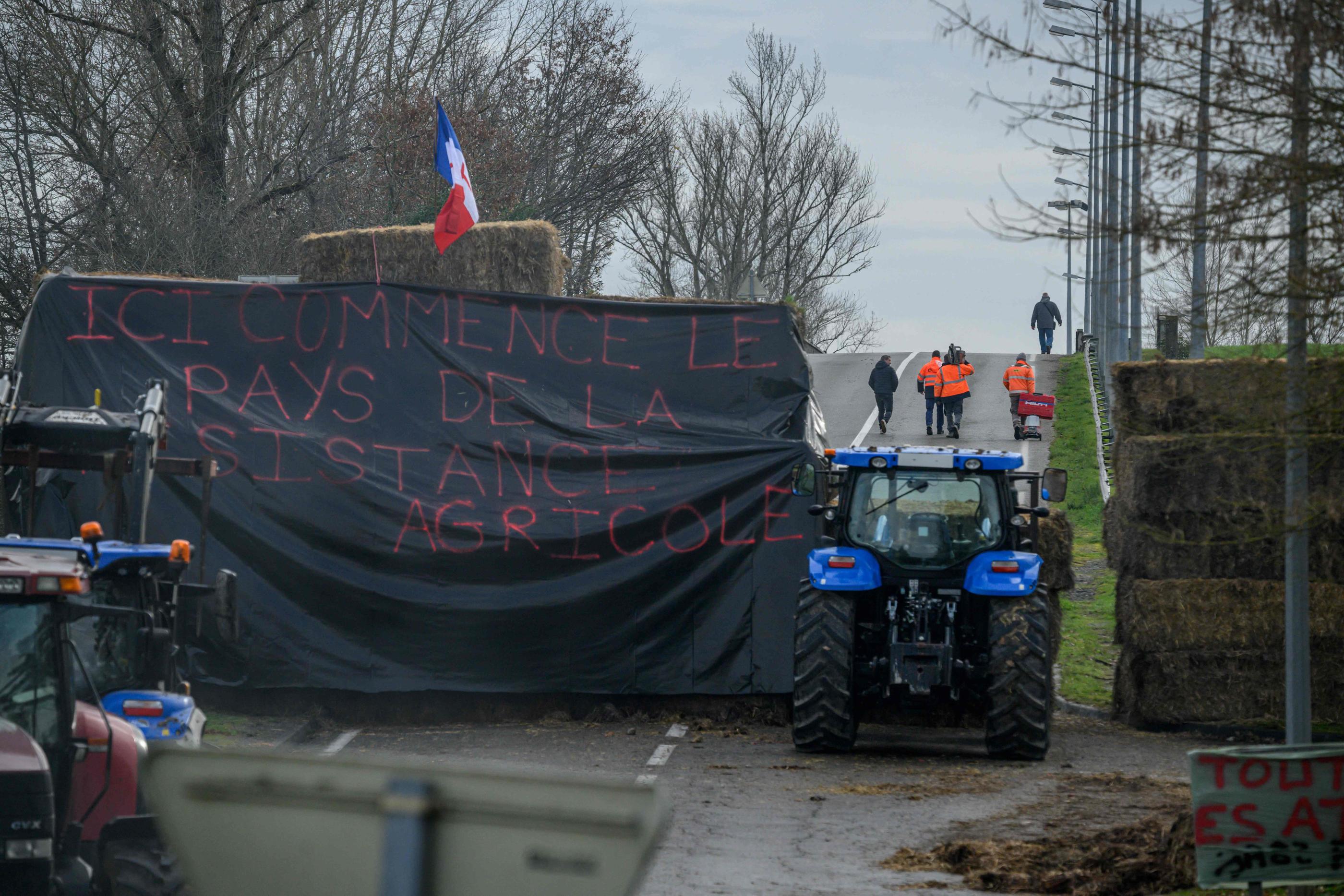 La colère des agriculteurs, qui dénoncent le nombre et la complexité des normes, s'amplifie. L'accès à la centrale nucléaire de Golfech (Tarn-et-Garonne) est ainsi bloquée ce lundi 22 janvier. AFP/Ed Jones
