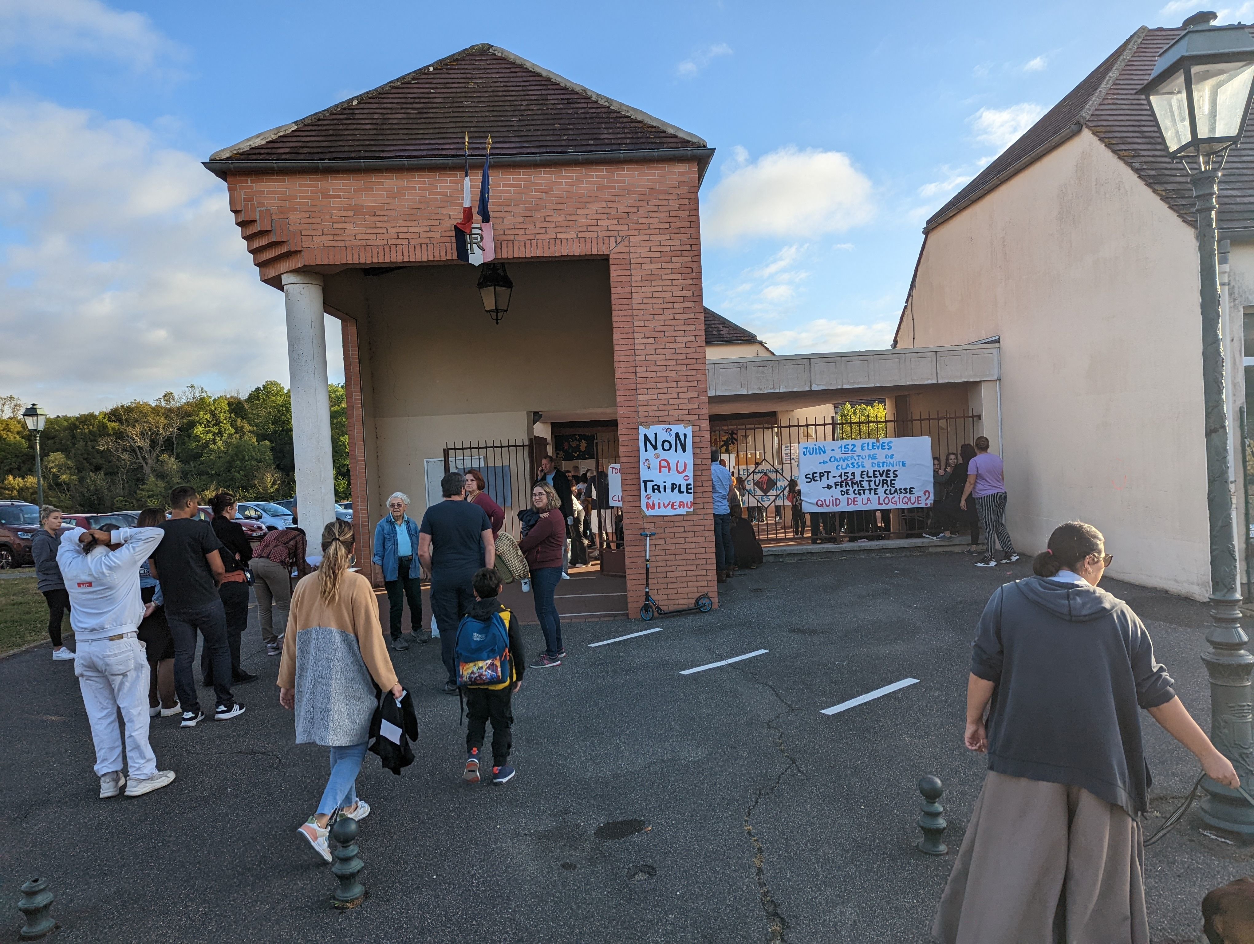La Chapelle-Gauthier (Seine-et-Marne), jeudi 8 septembre 2022. Parents et élus ont bloqué l'école du Parc, pour protester contre la fermeture d'une classe. DR.
