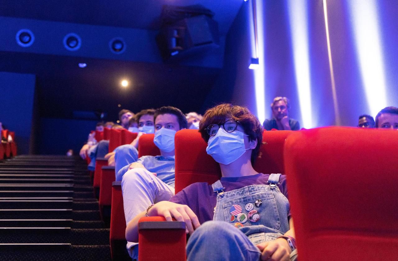 <b></b> Illustration. Les spectateurs des cinémas doivent désormais être masqués et laisser un siège vide entre les différents groupes du public.