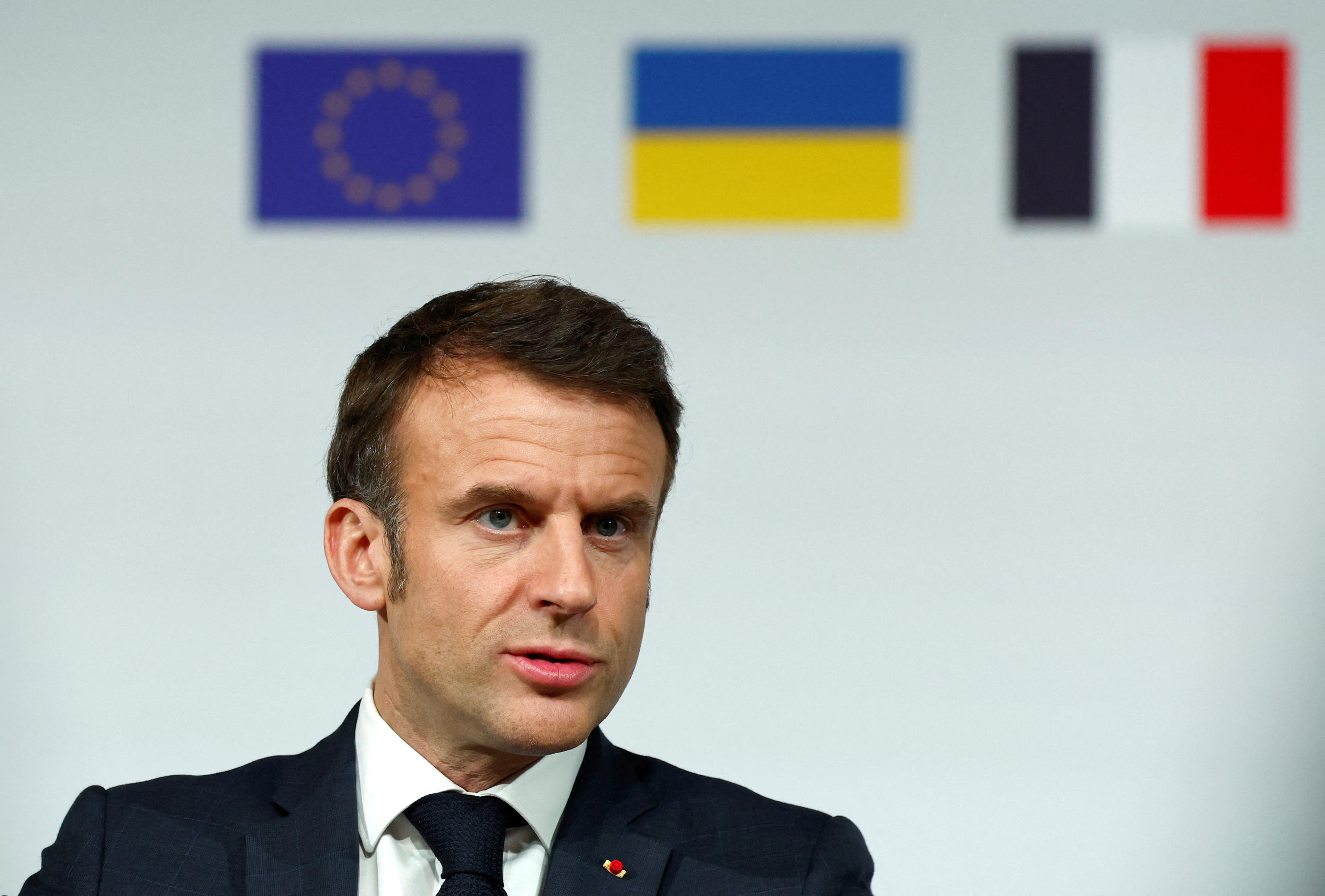 Emmanuel Macron a tenu lundi soir une conférence de presse à l'issue d'une réunion à l'Élysée avec une vingtaine de partenaires au sujet de l'aide à l'Ukraine. Reuters/Gonzalo Fuentes/Pool