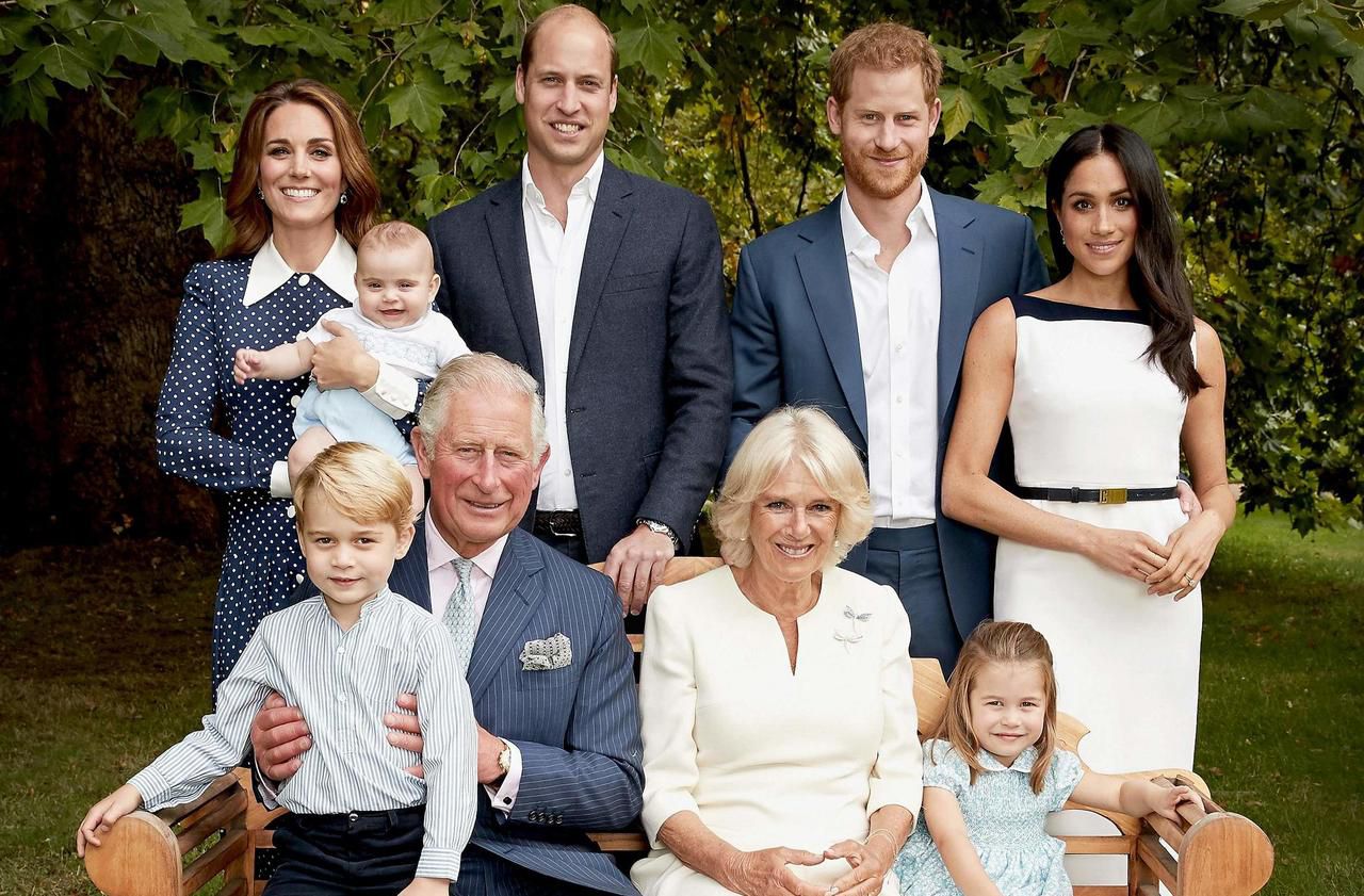 <b></b> Le Prince Charles (assis en bas, à gauche) entouré de sa famille.