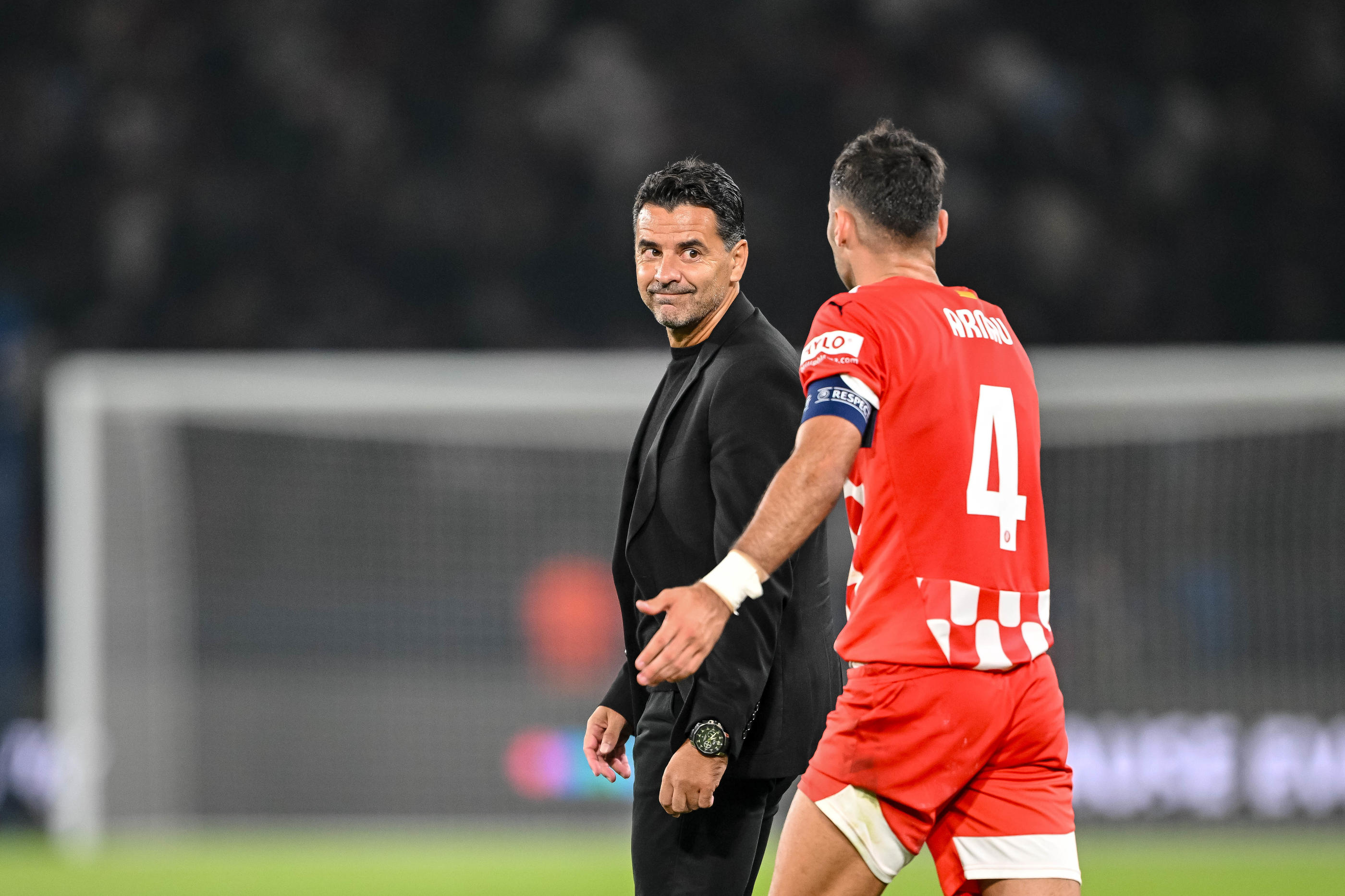 Michel et le défenseur Arnau Martinez après la défaite de Gérone au Parc des Princes. (Photo Harry Langer/DeFodi Images)