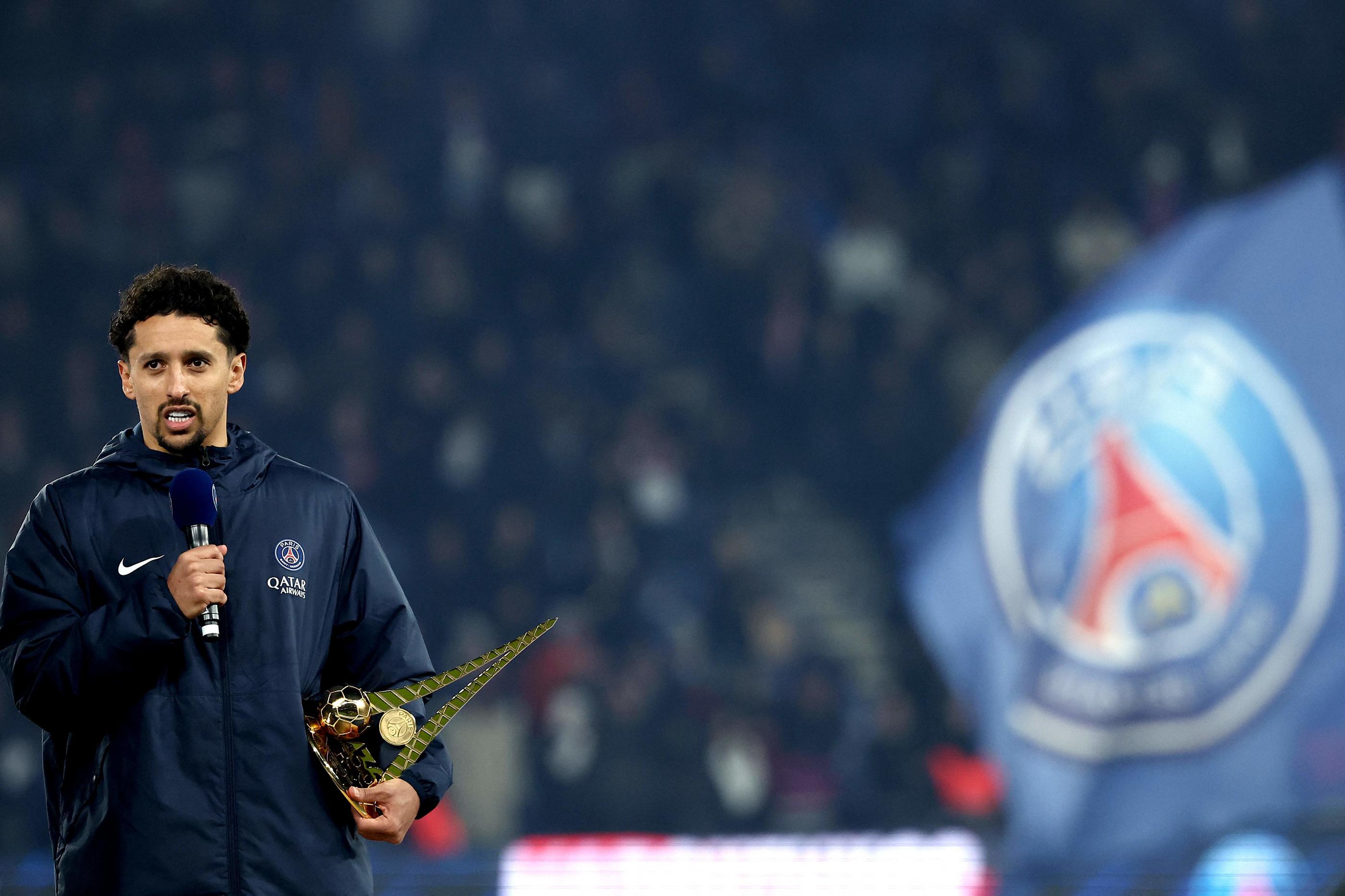 Qualifié pour la demi-finale de Ligue des champions, victorieux de Lyon ce dimanche, Marquinhos avait le sourire au moment de participer aux célébrations aux célébrations pour son record de matchs disputés sous les couleurs parisiennes. AFP/FRANCK FIFE