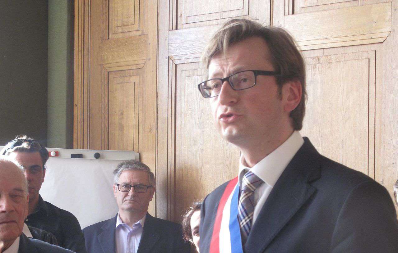 <b>Pont-Sainte-Maxence.</b>  Arnaud Dumontier, maire de Pont, va proposer des apéros-débats à ses administrés. 