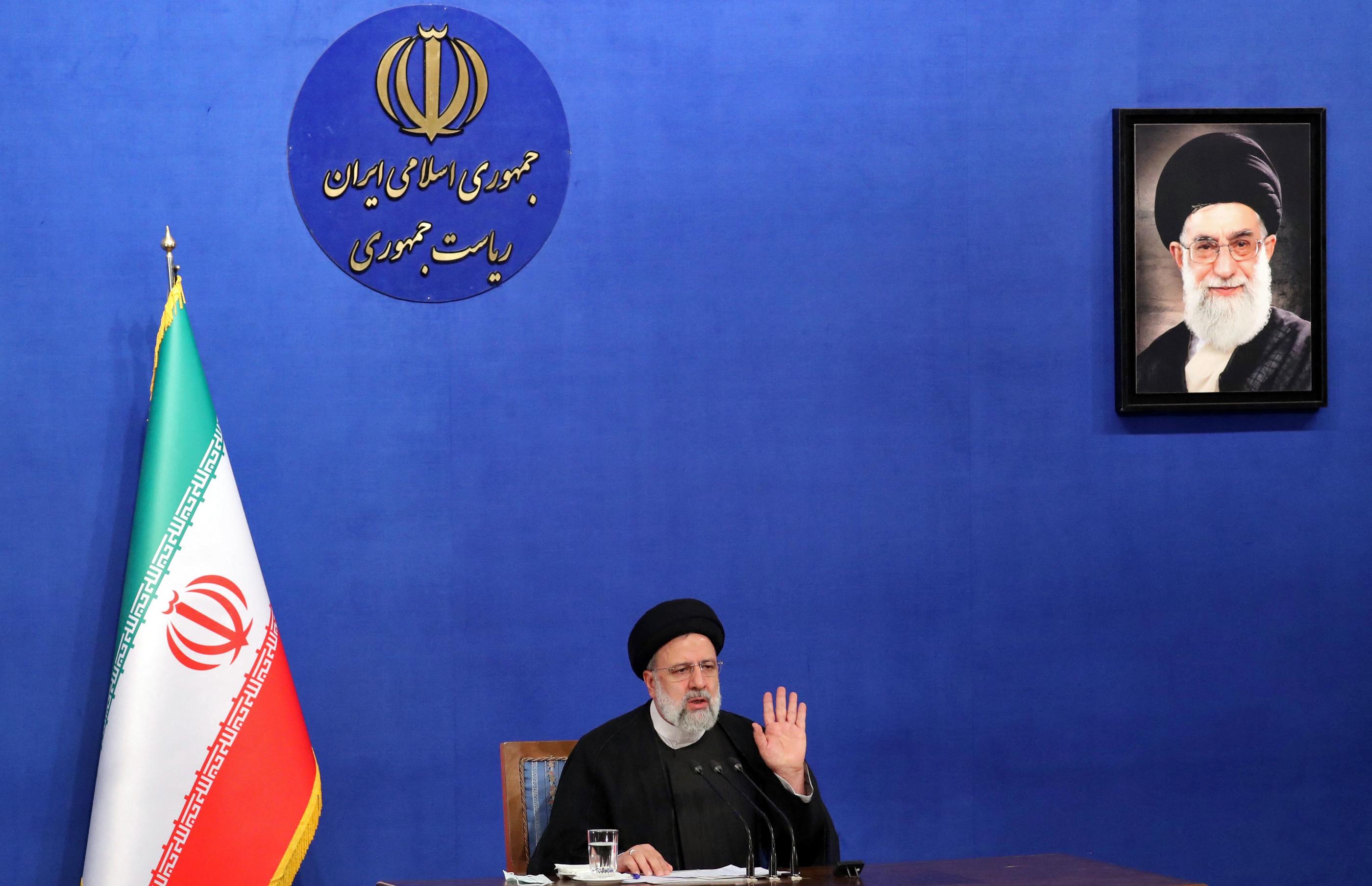 Téhéran, le 29 août 2022. Le président iranien Ebrahim Raïssi s'exprime lors d'une conférence de presse à côté d'un portrait du guide suprême Ali Khamenei. (Illustration) AFP