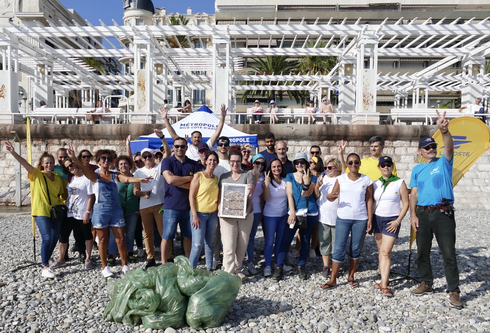 Une fois par an, des salariés de La Poste, volontaires, s'engagent, sur leur temps de travail, à ramasser les déchets d'une plage, pour aider une association. DR