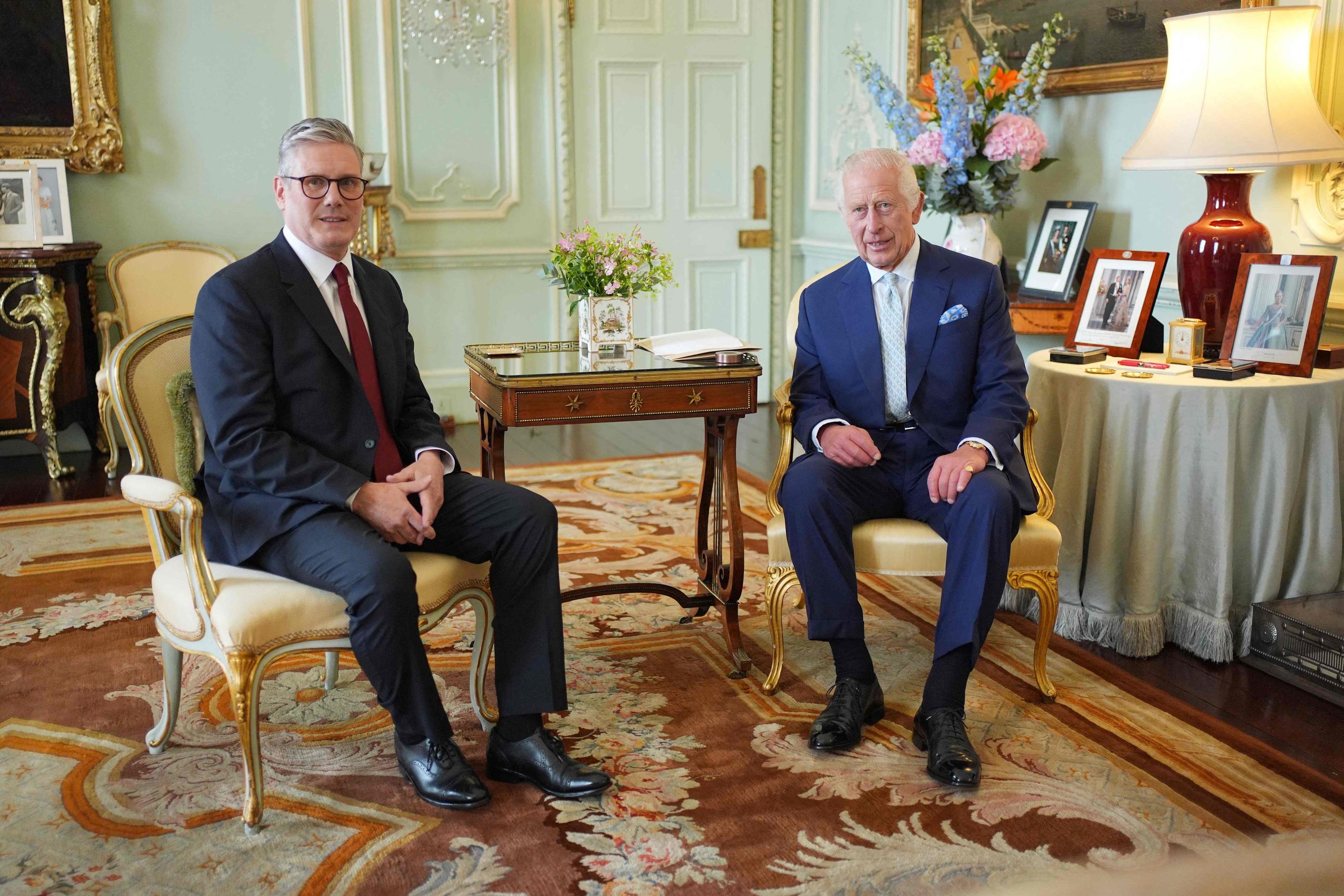 Le roi Charles III rencontre son nouveau Premier ministre, Keir Starmer (à gauche), le 5 juillet. Peut-être le début d'une belle entente ? AFP/Yui Mok