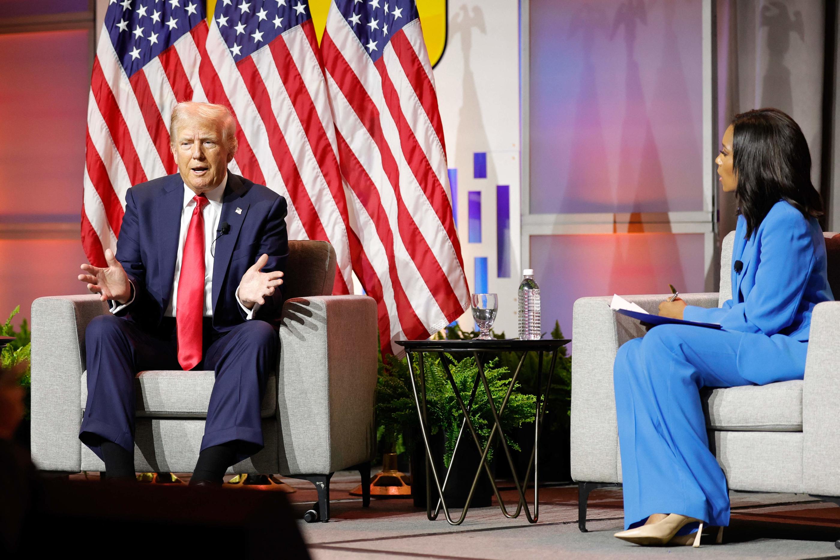 Donald Trump a échangé avec des journalistes afro-américaines à Chicago. AFP/Kamil Krzaczynski