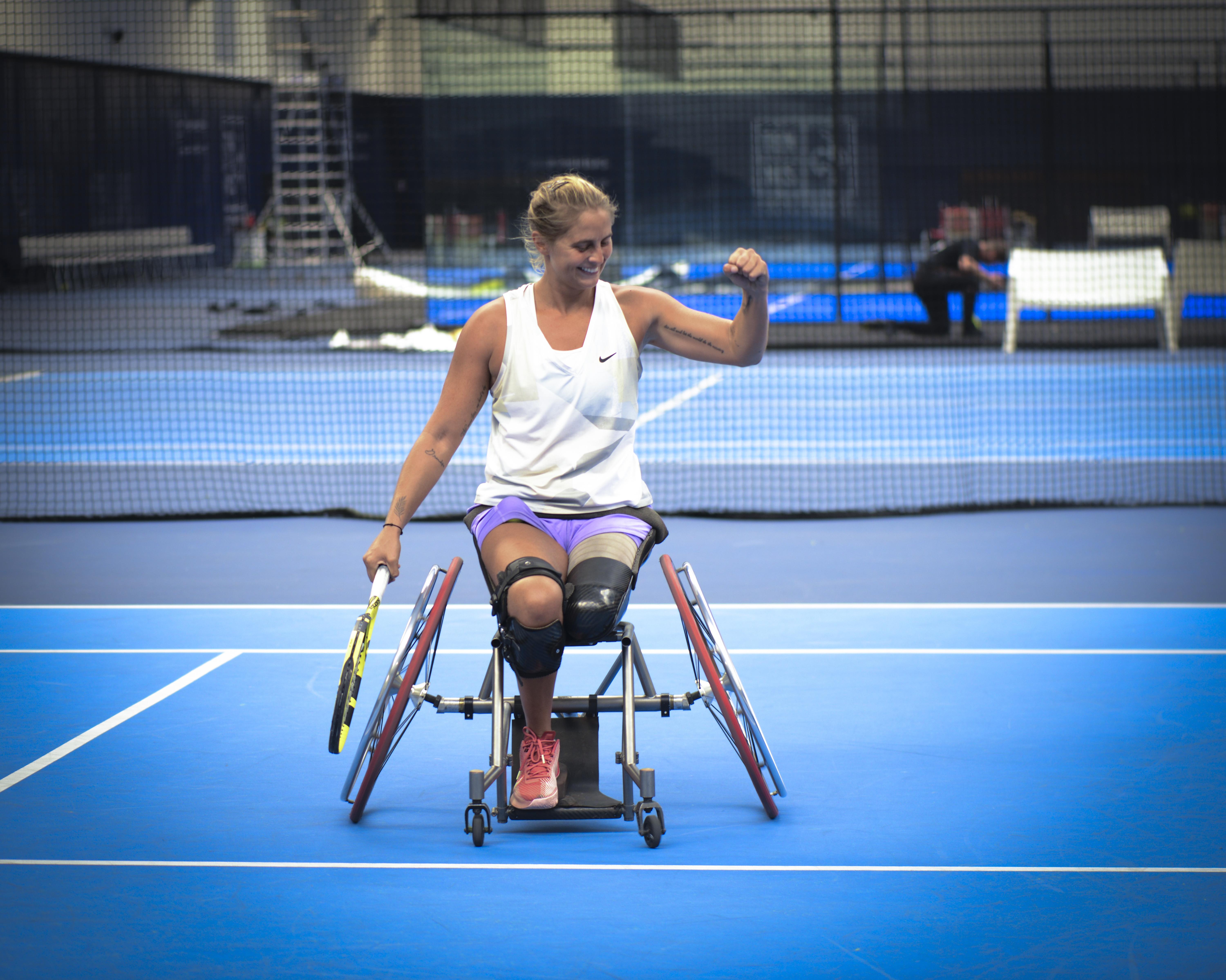 Pauline Déroulède, triple championne de France de tennis fauteuil, ici, en 2023, participera aux Jeux paralympiques avec un siège aux roues fortement inclinées. Signatures/Joanna Tarlet Gauteur