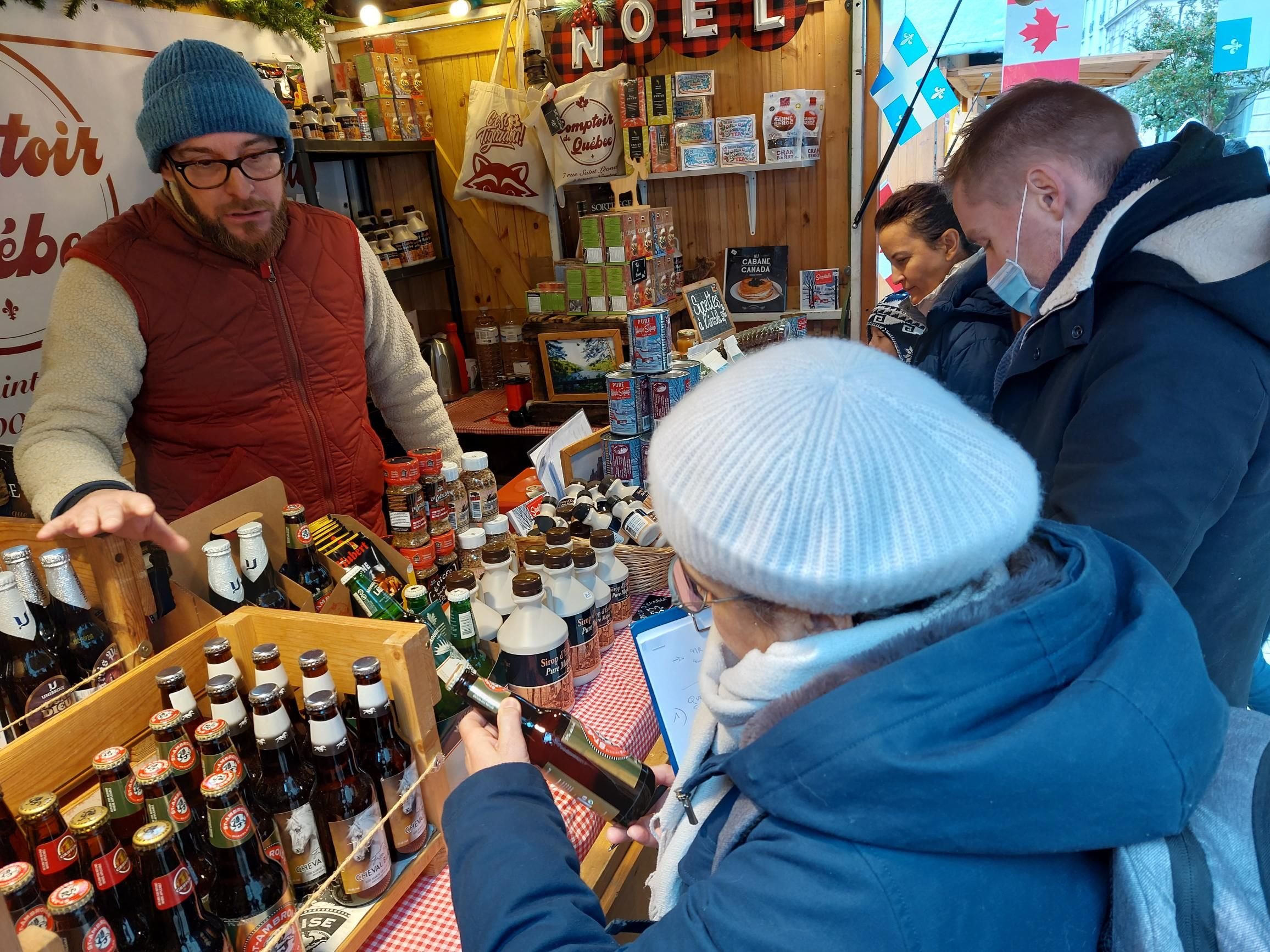 Vincennes (Val-de-Marne), lundi 19 décembre 2022. Prompts à rappeler les réglementations, ces inspecteurs de la direction départementale de la protection des populations ont contrôlé plusieurs stands du marché de Noël. LP/Gérald Moruzzi