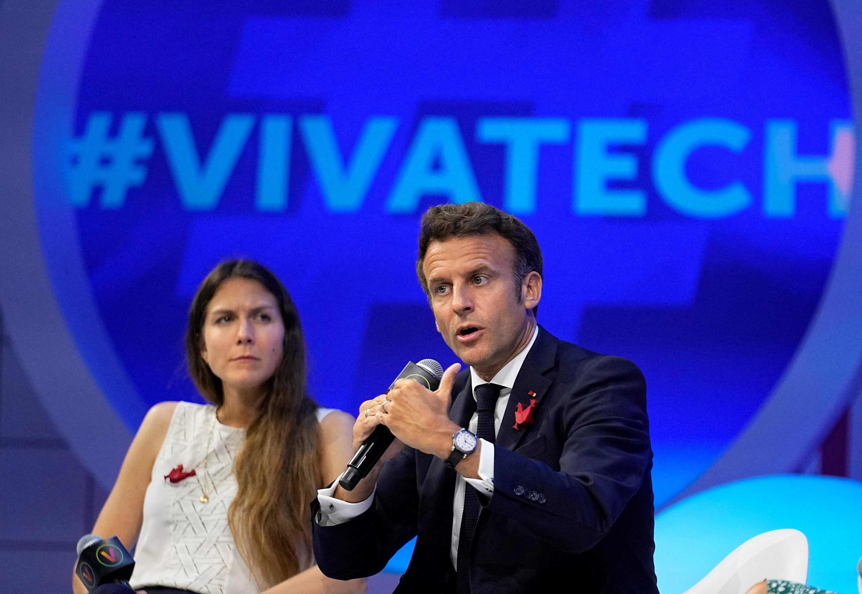 A VivaTech, Emmanuel Macron (ici en 2022) doit expliquer qu’il compte « préempter » des dispositions du futur règlement européen sur l’intelligence artificielle pour les mettre en place en France sans attendre le long processus européen. AFP/Michel Euler