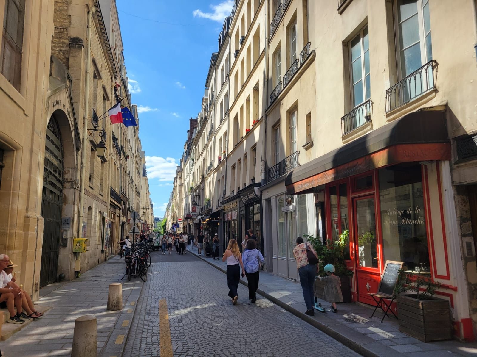 Paris, dimanche 23 juin. Après l'intervention policière, les touristes ont rapidement pu circuler de nouveau dans la rue Saint-Louis en l'Île (IVe). LP/Julien Lec'hvien