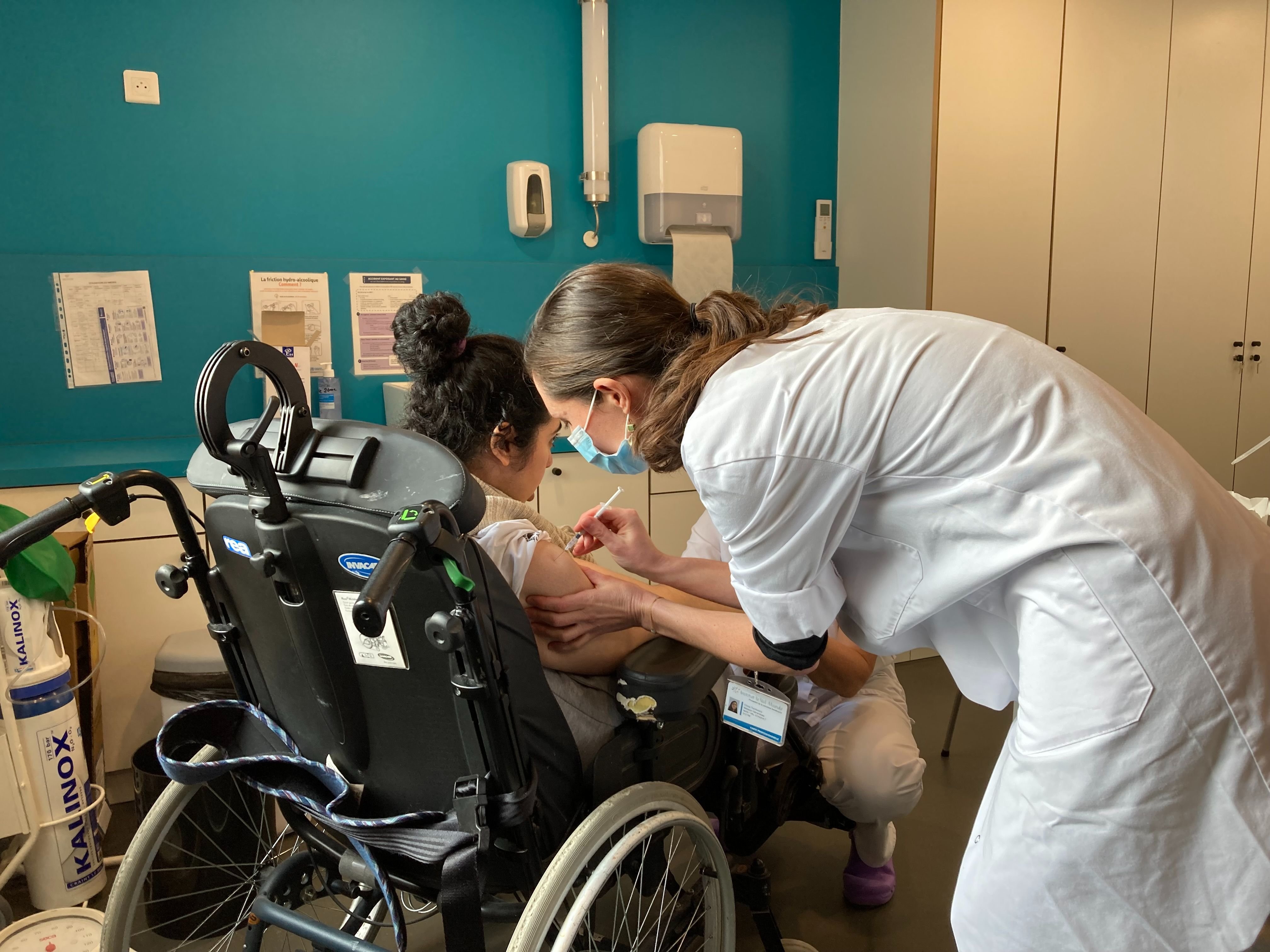 Saint-Mandé (Val-de-Marne), ce vendredi. Au sein du centre de santé Val'Consult, un centre de vaccination est dédié aux personnes porteuses de handicap. LP/Pauline Boutin