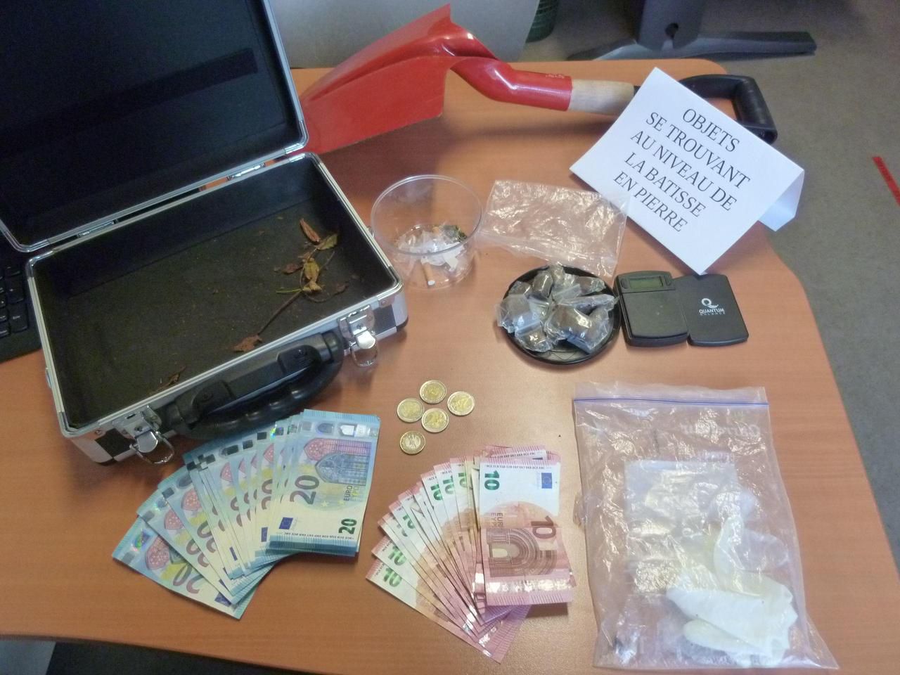 <b></b> Les policiers ont retrouvé de la résine de cannabis et plusieurs centaines d’euros en espèces.