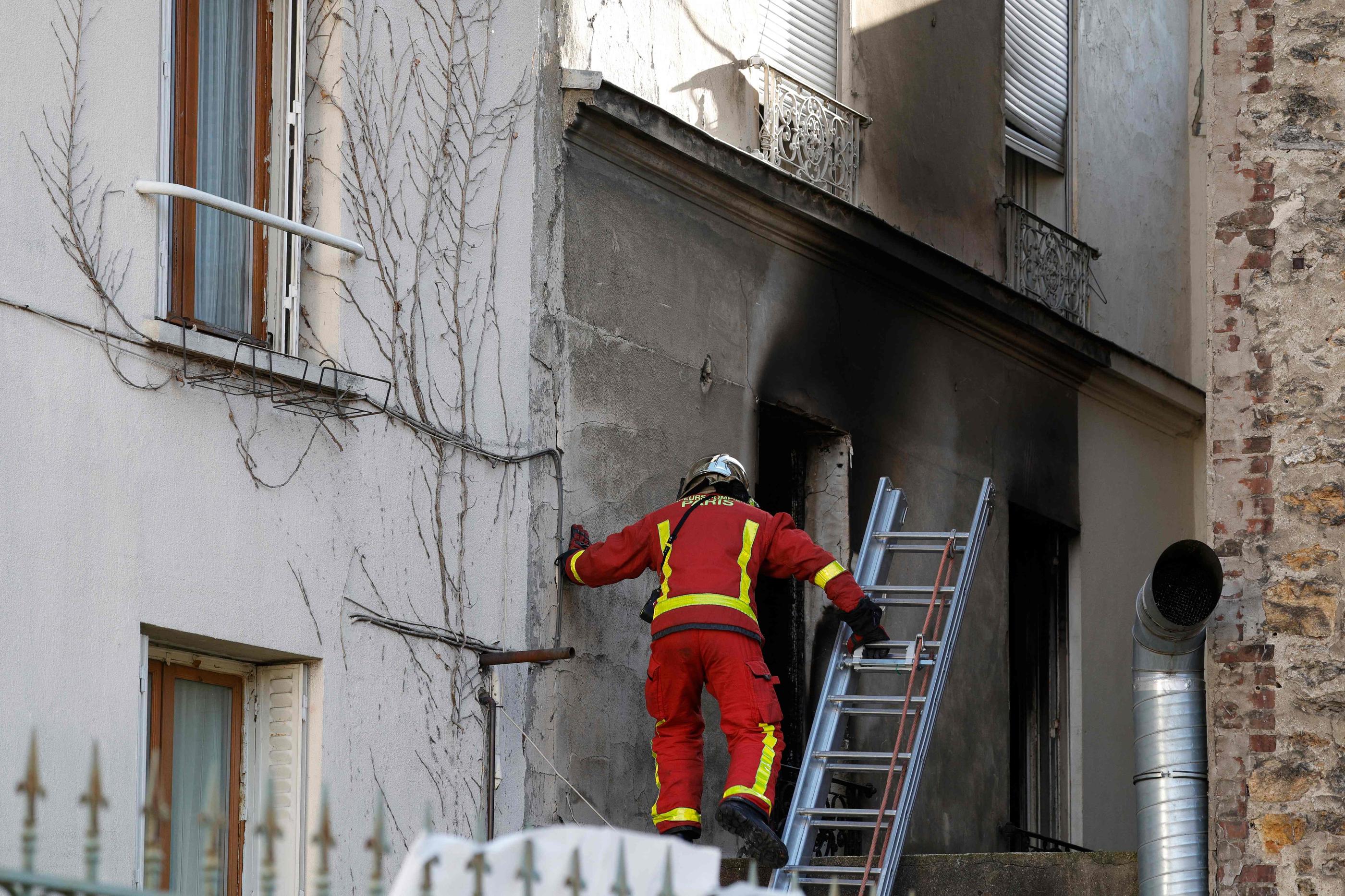 Stains (Seine-Saint-Denis), ce samedi 25 novembre. L'incendie qui s'est déclaré dans la nuit a mobilisé près de 90 pompiers et 24 engins. AFP/Geoffroy Van Der Hasselt
