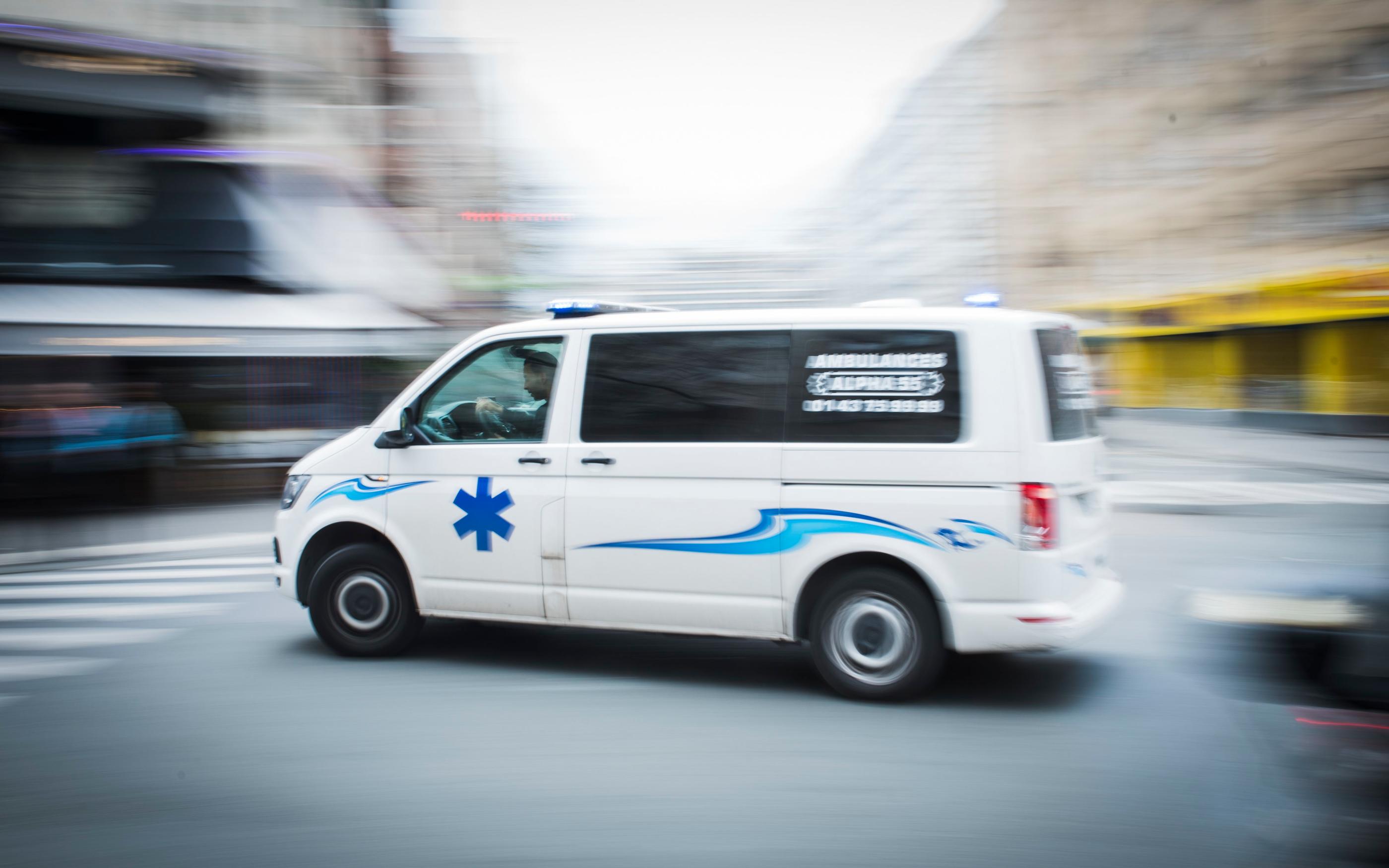 Les ambulanciers gagnent en moyenne 26 500 euros brut par an, précise Dominique Hunault de la Chambre nationale des services d’ambulances. « Mais, gros avantage, l’accès aux heures supplémentaires est assez facile. » MaxPPP/IP3/Alexis Sciard