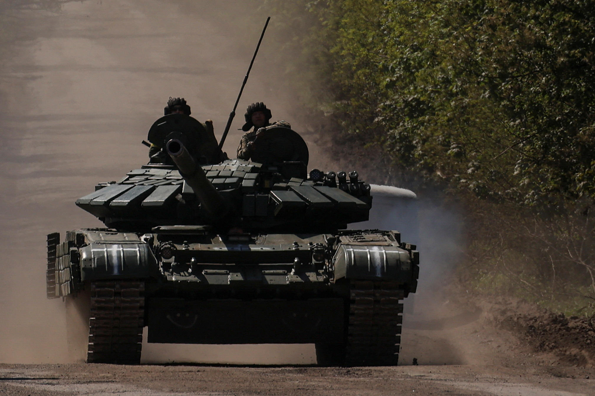 Des militaires ukrainiens à bord d'un char sur une route menant à la ville de Bakhmout, le 12 mai 2023. REUTERS/Sofiia Gatilova