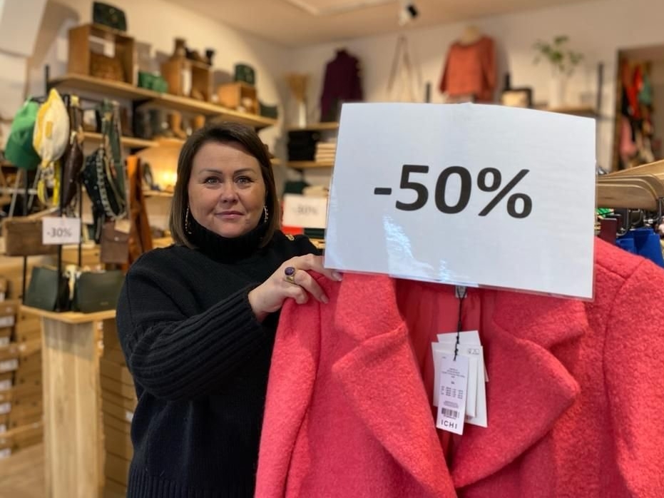 Houdan (Yvelines), le 10 janvier 2024. Les boutiques du centre historique attirent une clientèle d'habitués, pour qui les soldes sont encore attendues chaque saison. LP/Mathilde Debarre