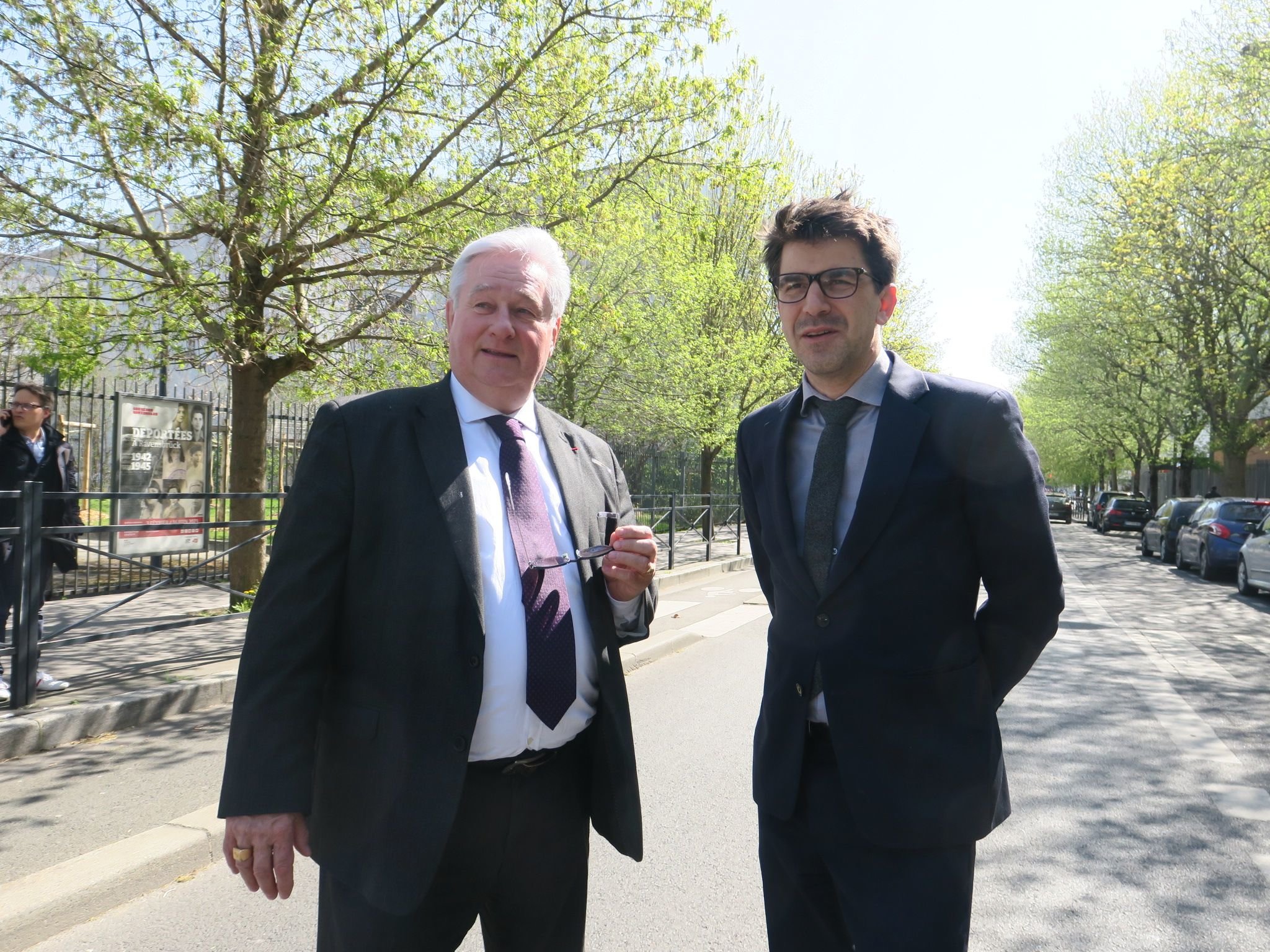 Entre Saint-Denis et Pierrefitte (Seine-Saint-Denis), le 5 avril 2023. Les maires de Pierrefitte et de Saint-Denis, Michel Fourcade (à gauche) et Mathieu Hanotin, mettront ce jeudi soir au vote de leur conseil municipal un vœu actant le lancement du processus de fusion entre leurs deux communes. LP/A.L.