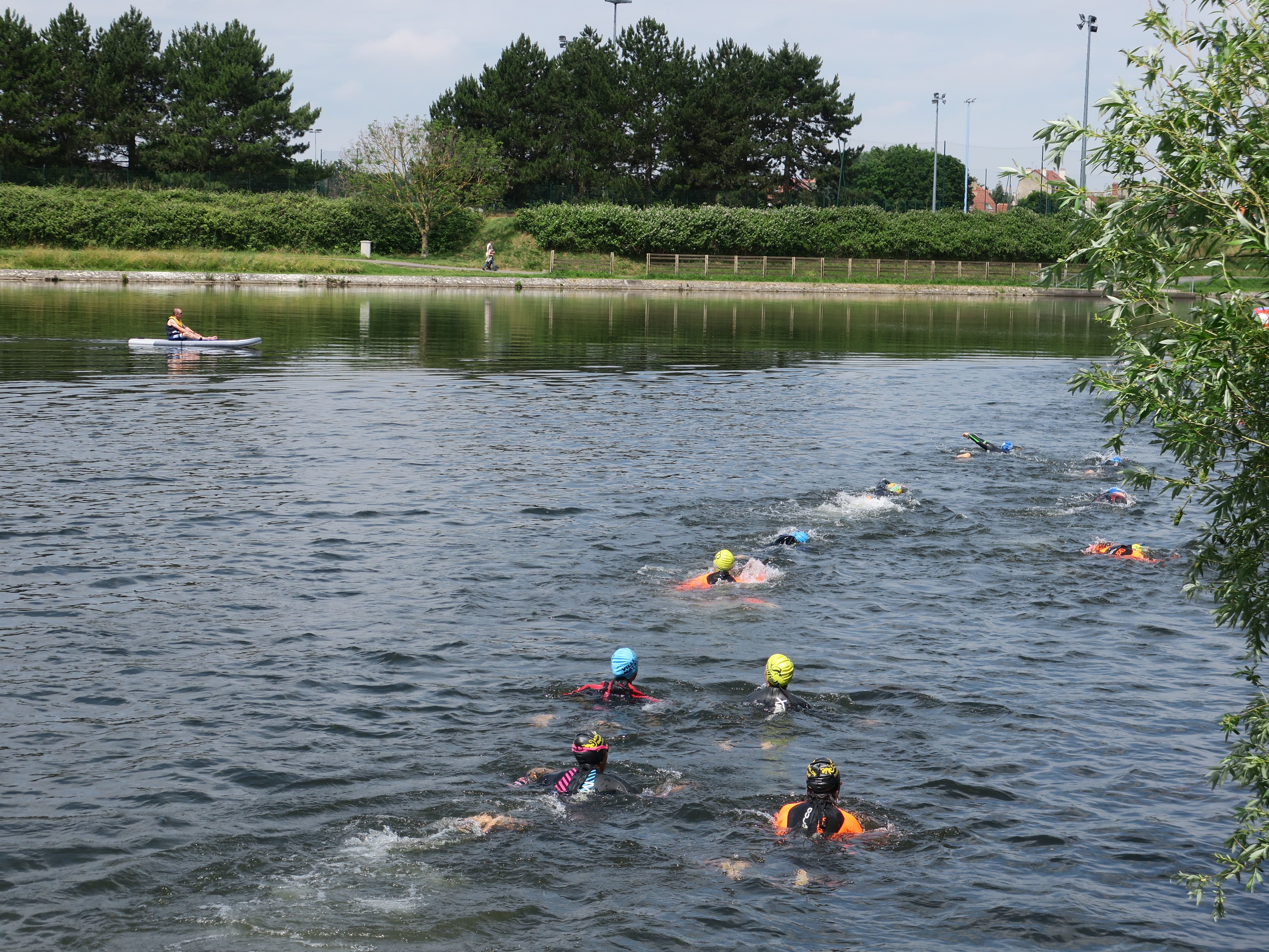 Choisy-le-Roi, 2021. Les licenciés de triathlon du Val-de-Marne ont été les premiers baigneurs autorisés dans le bassin du parc interdépartemental de Choisy. LP/Laure Parny