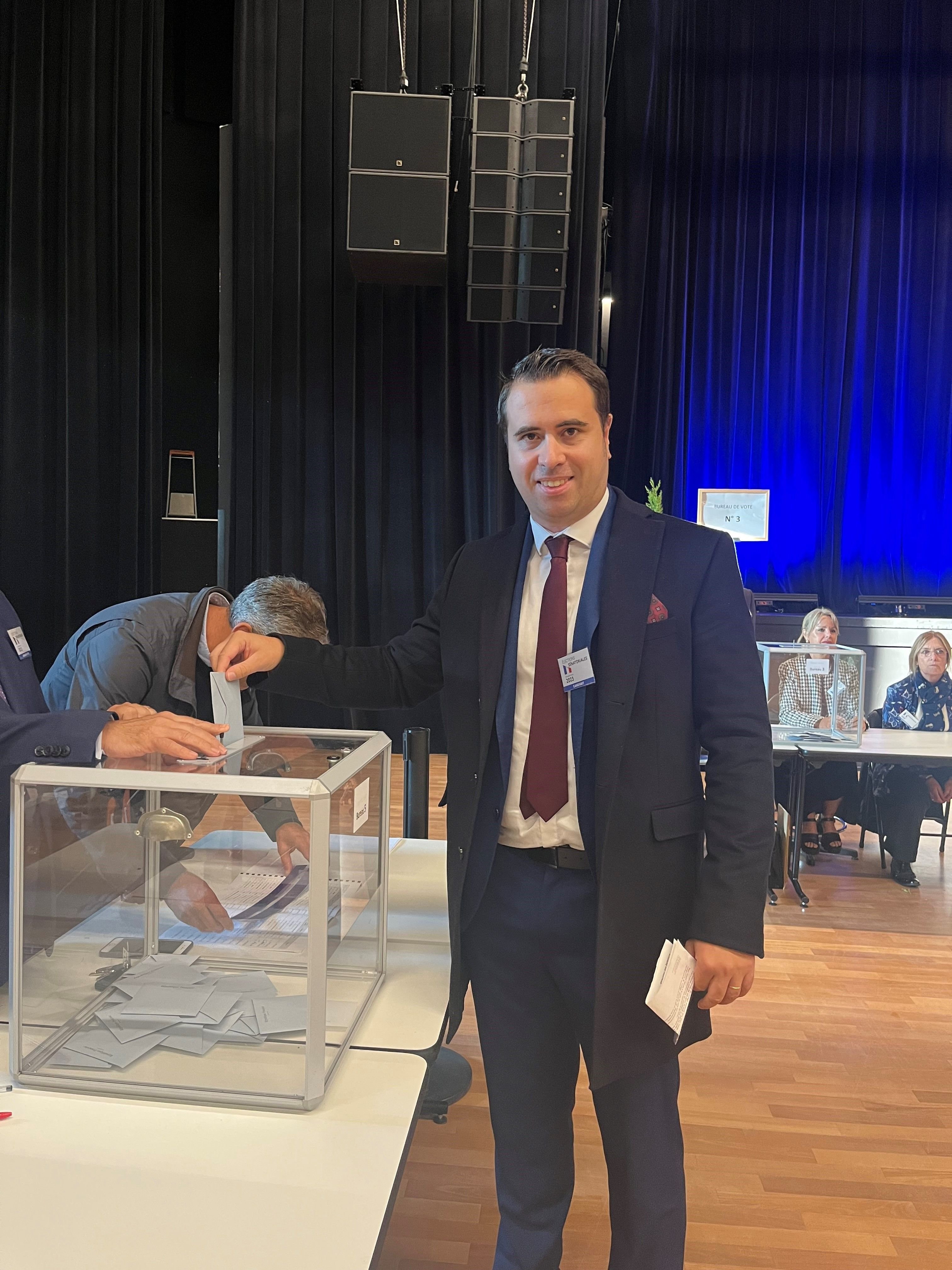 Melun, 24 septembre. Aymeric Durox, le délégué départemental du Rassemblement national en Seine-et-Marne, est la tête de liste de son parti dans le département. Il a été élu avec 12,98% des voix et remporte un siège au Sénat.