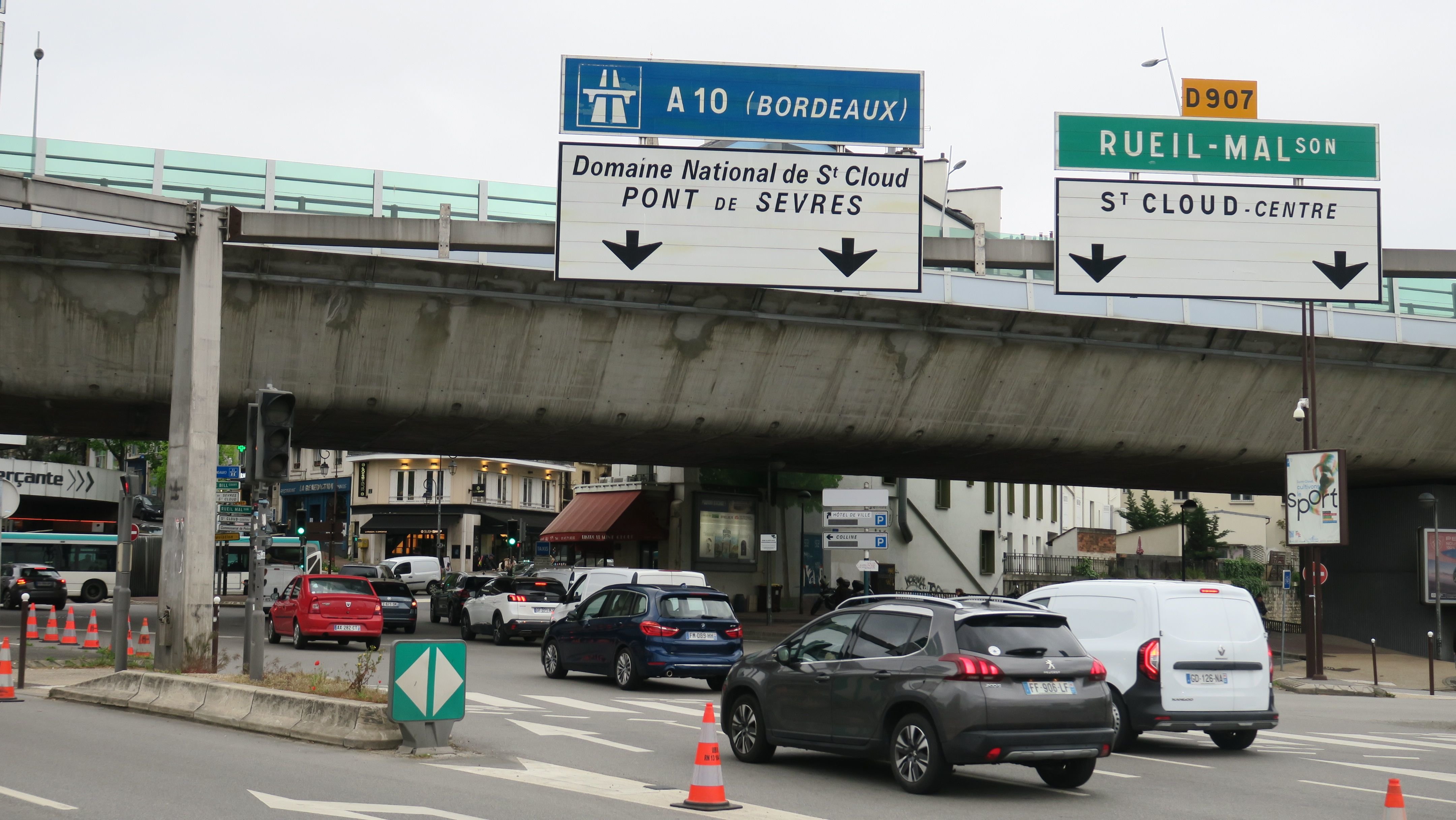 Saint-Cloud (Hauts-de-Seine), ce vendredi. La fermeture de l'A13 entre Paris et Vaucresson va perturber encore un peu plus le trafic routier au niveau du pont de Saint-Cloud et compliquer la traversée de la ville. LP/Hendrik Delaire