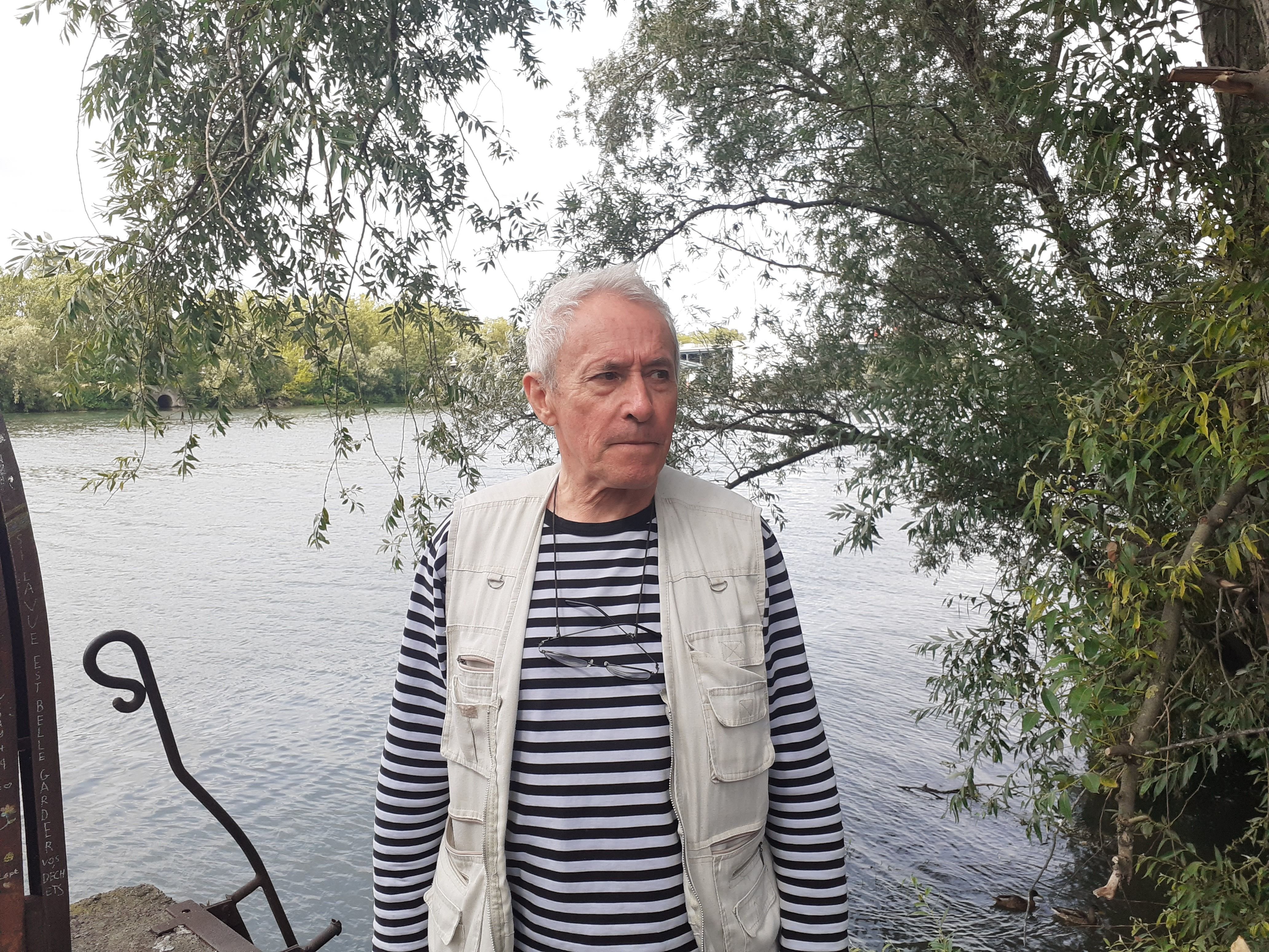 Argenteuil, ce mercredi 16 août. André Pauly, aujourd'hui âgé de 74 ans, vient notamment en aide à des sans-abri installés sur les berges de la Seine. LP/Léo Mesnil.