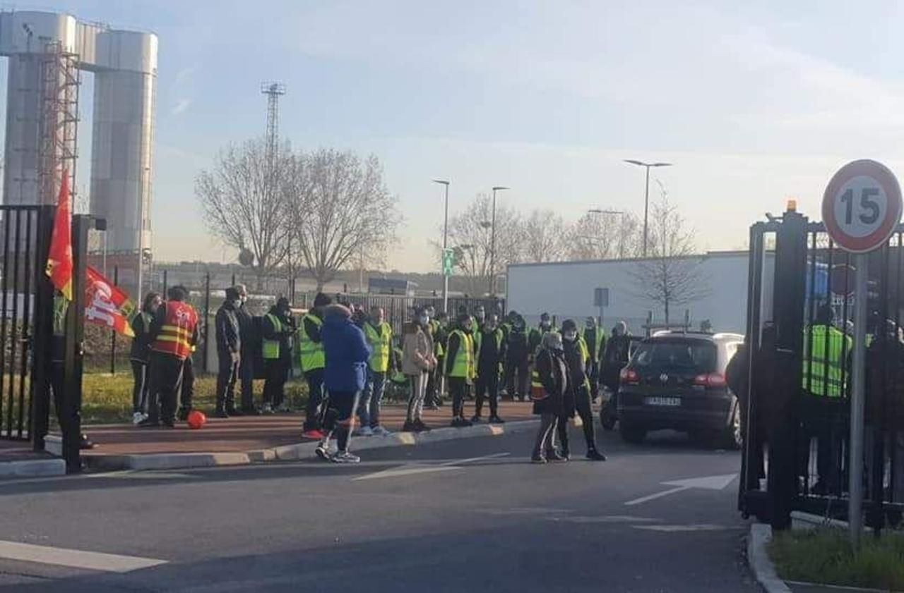 <b></b> Gennevilliers, ce lundi. Une partie des salariés de FM Logistic, qui sous-traite la logistique pour Ikea sur Paris et la région parisienne, ont manifesté devant l’entrepôt.