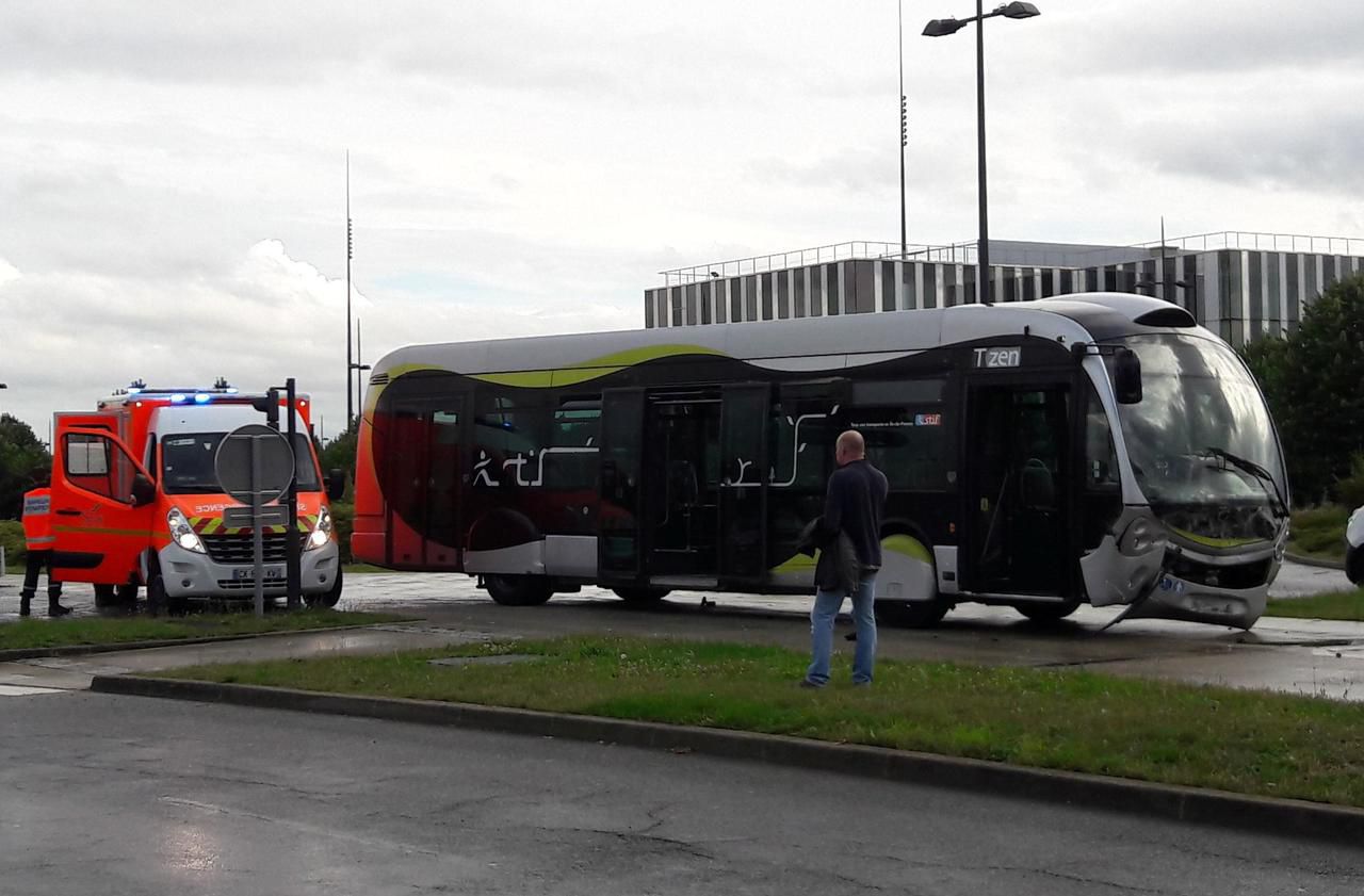 <b></b> Lieusaint, ce jeudi vers 19 heures. Personne n’a été blessé lors d’un accrochage entre un bus Tzen et un véhicule. 