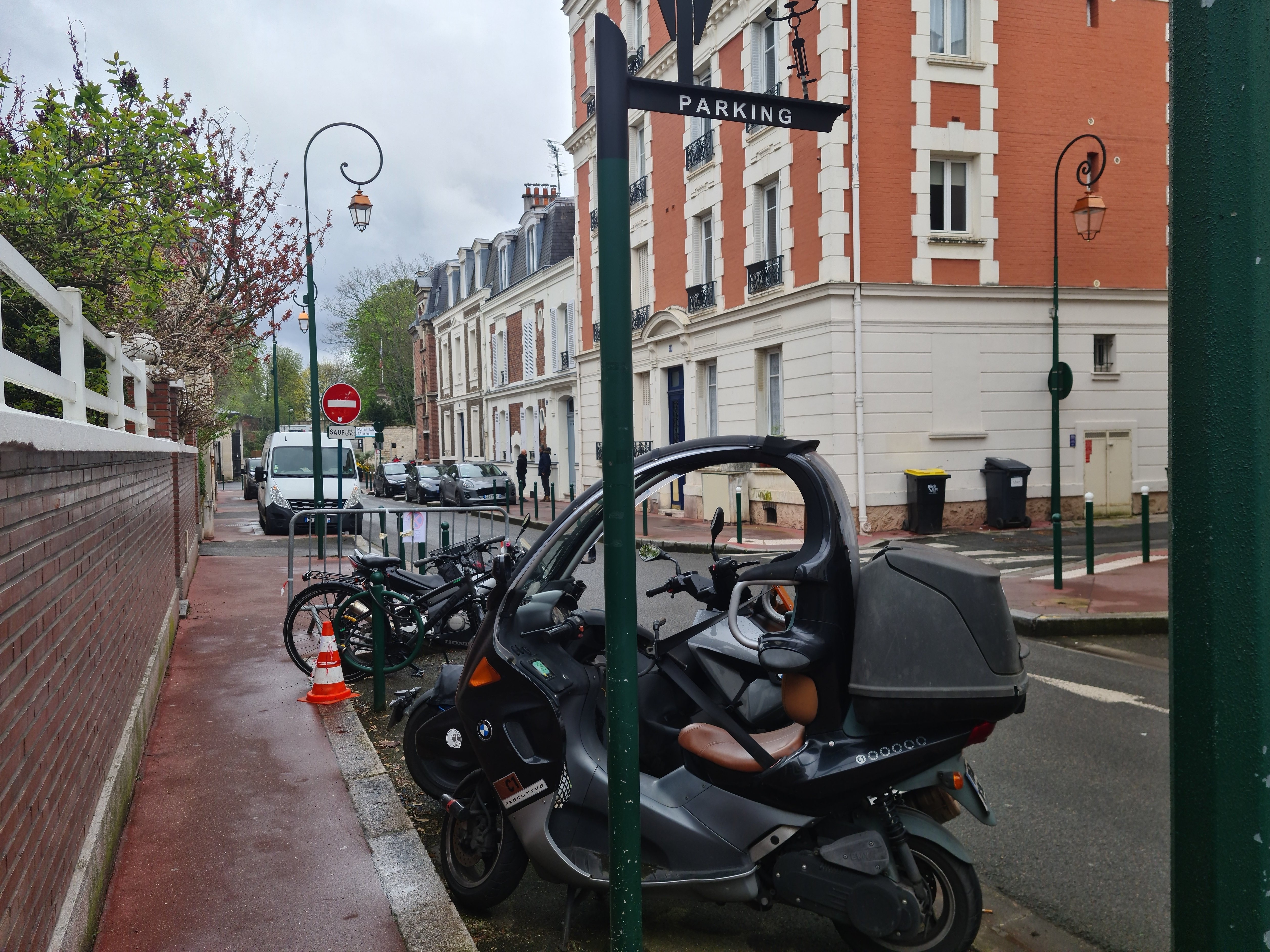 Saint-Maurice, le 26 mars. Le stationnement devient payant pour les deux-roues motorisées à partir du 1er avril. LP/Cindy Bonnaud