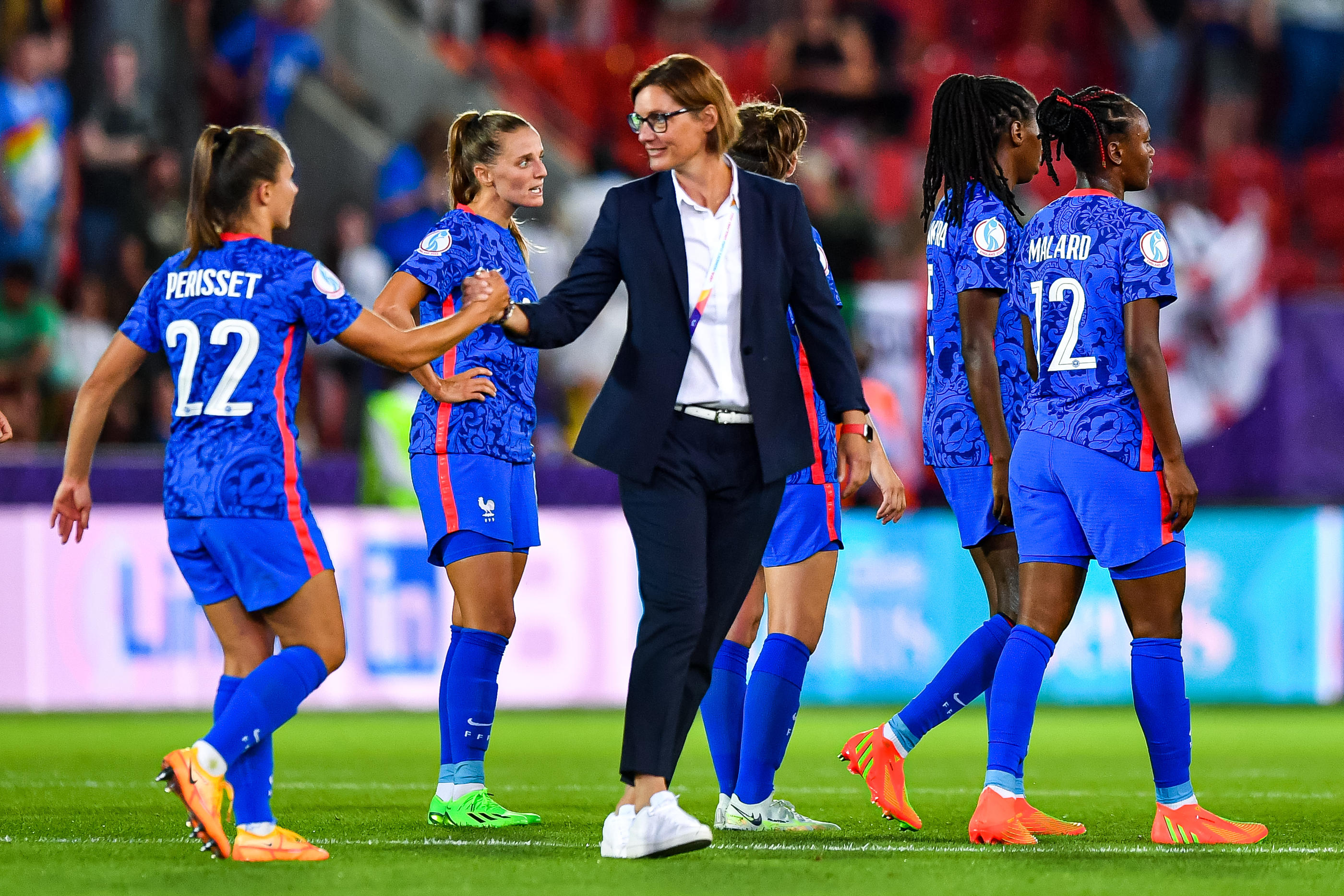 Corinne Diacre félicite les Bleues pour leur succès face à l'Italie (5-1) qui lance parfaitement leur Euro. Photo Icon Sport