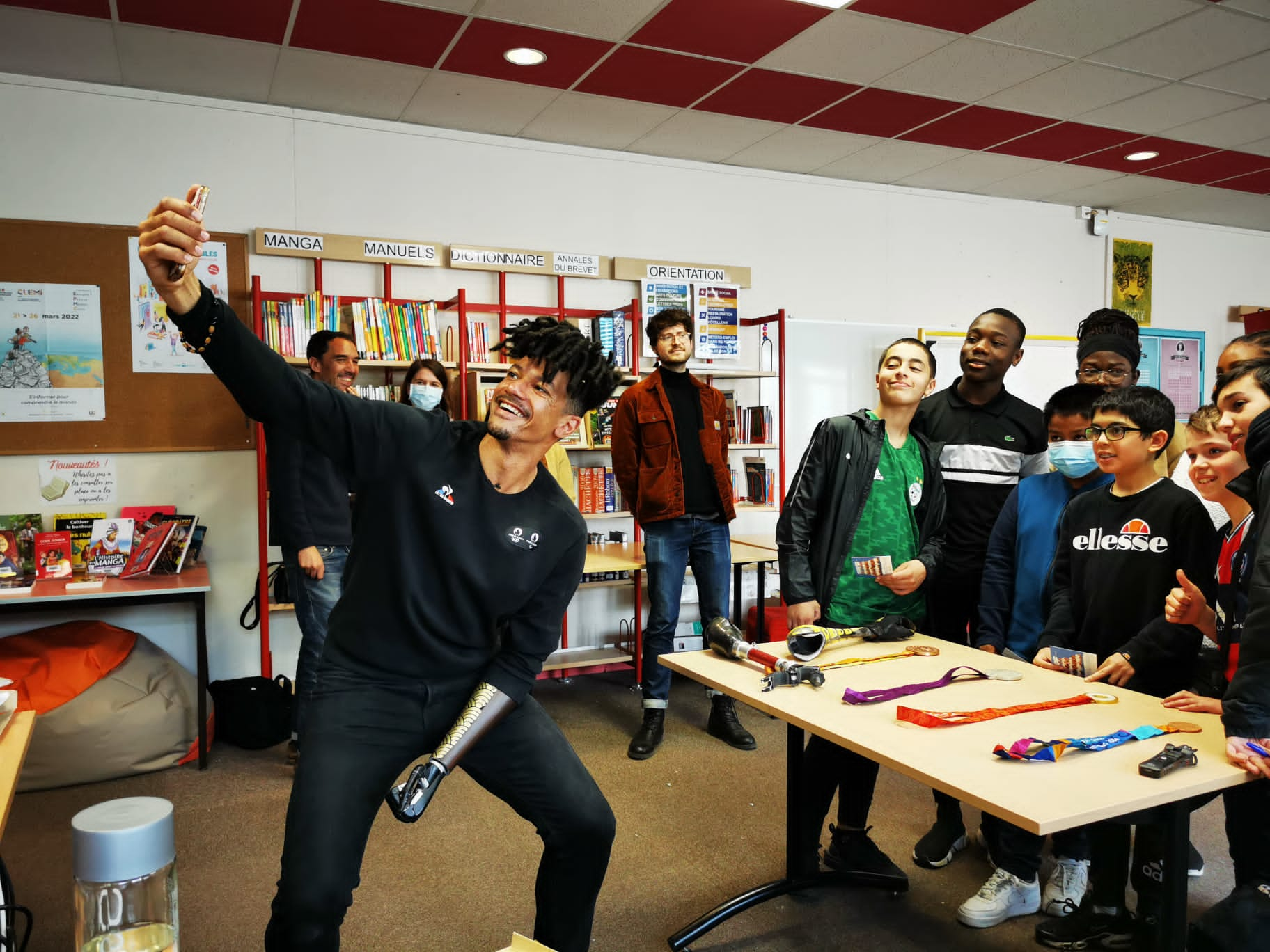 Villepinte. L'athlète paralympique Arnaud Assoumani est venu échanger sur sa pratique avec les jeunes du collège Les Mousseaux. LP/Éric Bruna