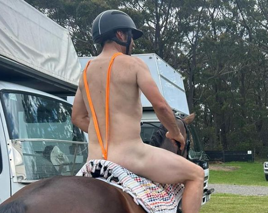 Shane Rose est triple médaillé olympique d'équitation. Sa présence à Paris est remise en cause en raison de ce déguisement. Capture d'écran Instagram
