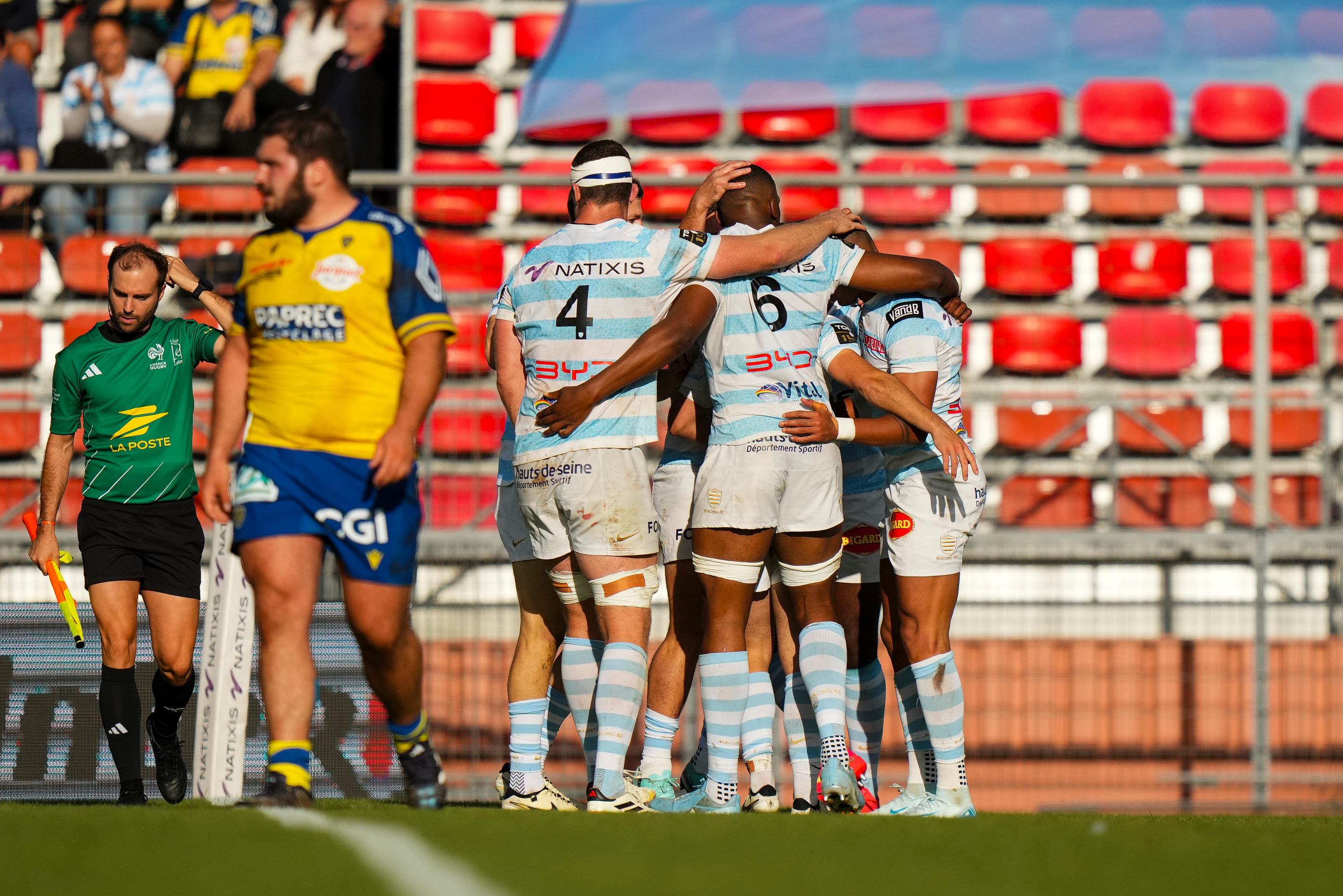 Les joueurs du racing 92 se congratulent, ils obtiennent une victoire importante face à Clermont. (Photo by Hugo Pfeiffer/Icon Sport)