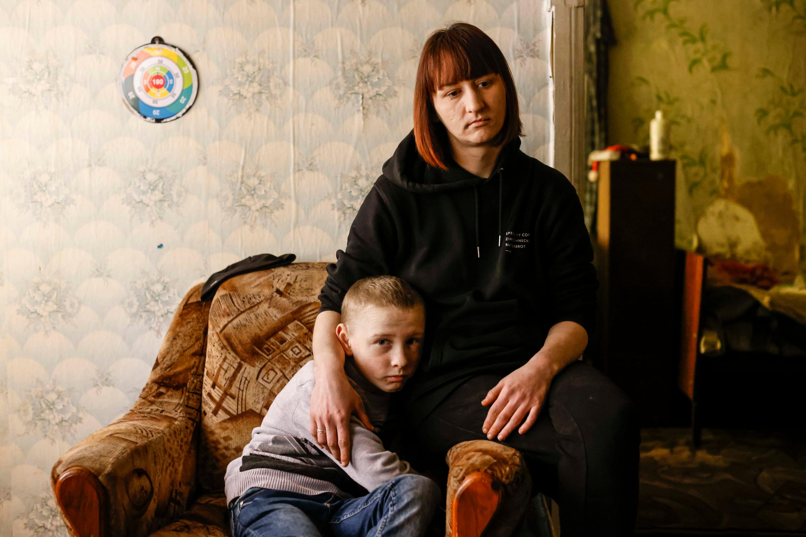 Dobropilia (Ukraine), le 8 février 2024. Vladislava, 28 ans, a dû aller chercher son fils de 10 ans en Russie. Elle en avait été séparée à cause de la guerre. LP/Olivier Corsan