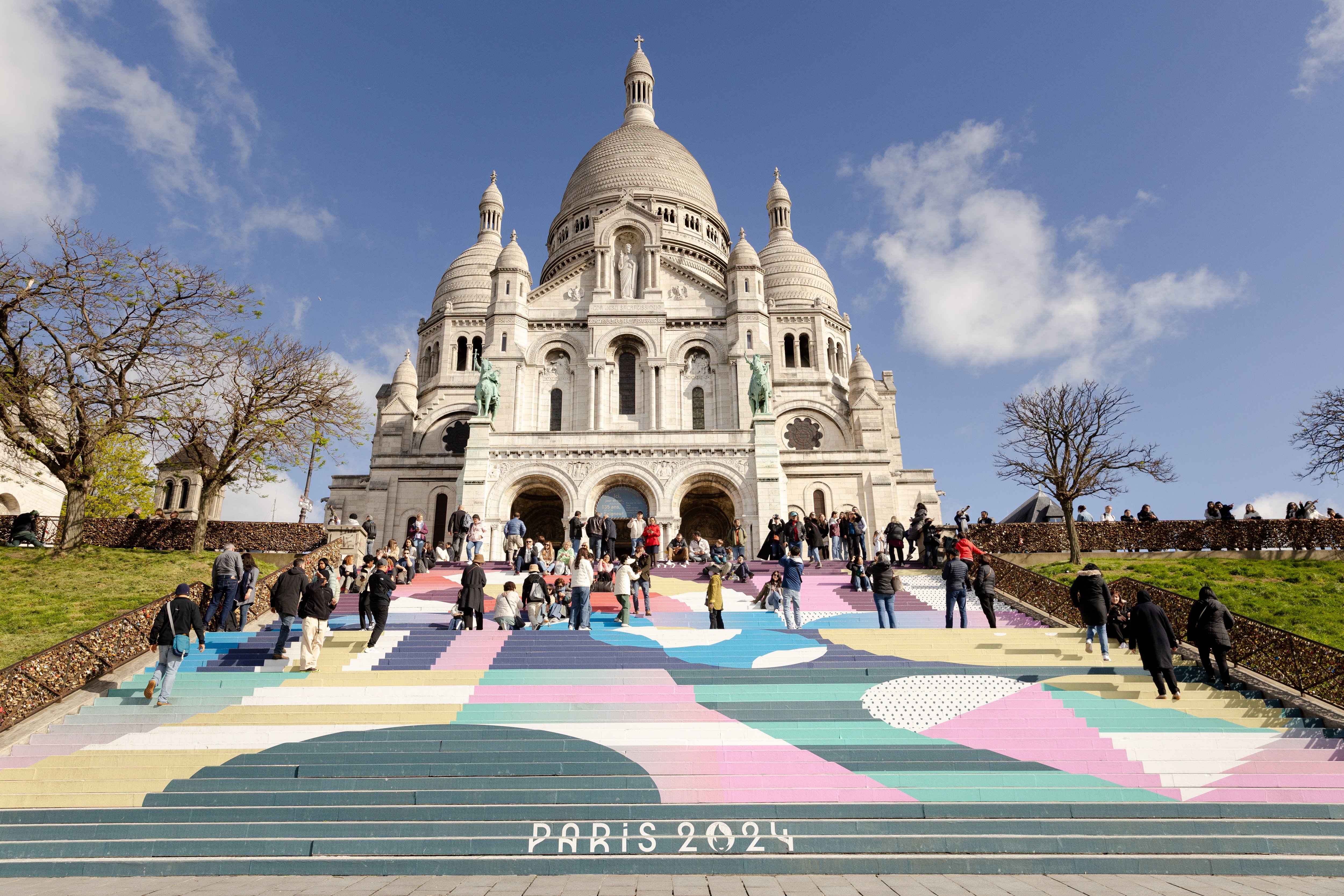 Le relais de la flamme fera escale sur les escaliers du Sacré-Cœur ce lundi 15 juillet. Une quarantaine de danseurs y interpréteront un extrait de « Murmuration », spectacle qui s'inspire du ballet des étourneaux dans le ciel. Ville de Paris/Jean-Baptiste Gurliat